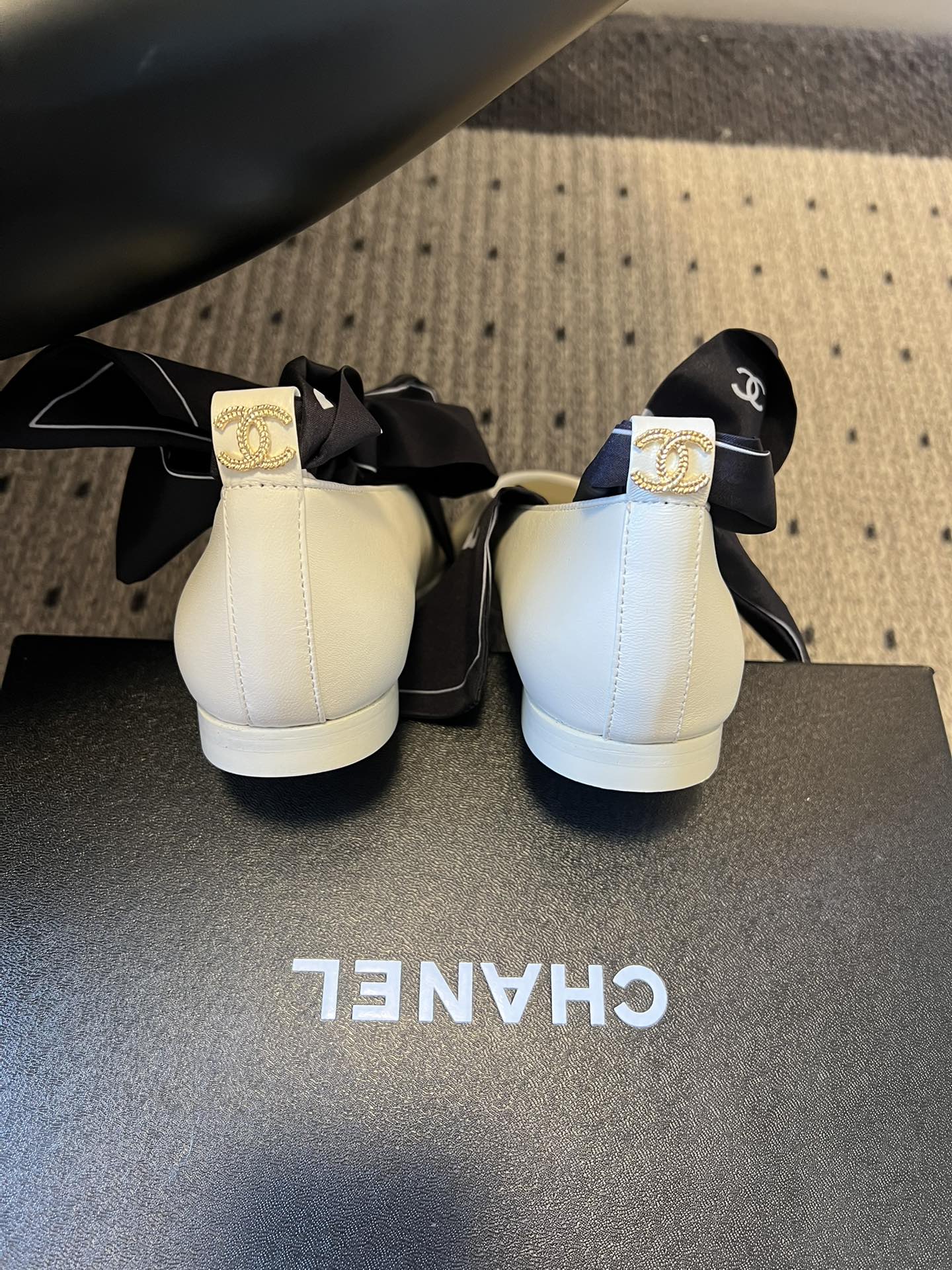 Chane* 蝴蝶结拼接丝巾芭蕾舞平底鞋经典的拼色鞋头，黑色哑光鞋头搭配不同底色，结合丝带蝴蝶结装饰，芭