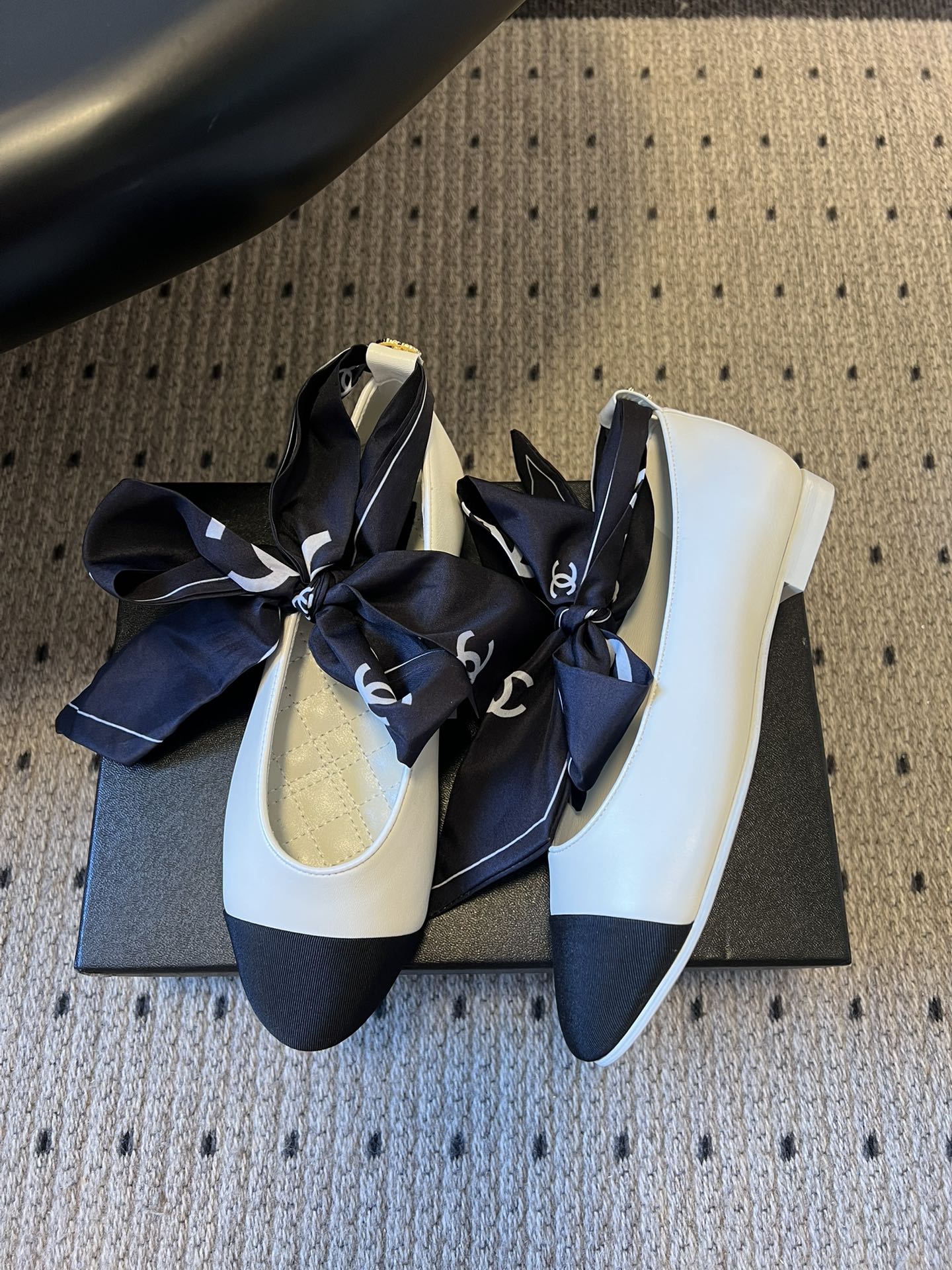 Chane* 蝴蝶结拼接丝巾芭蕾舞平底鞋经典的拼色鞋头，黑色哑光鞋头搭配不同底色，结合丝带蝴蝶结装饰，芭