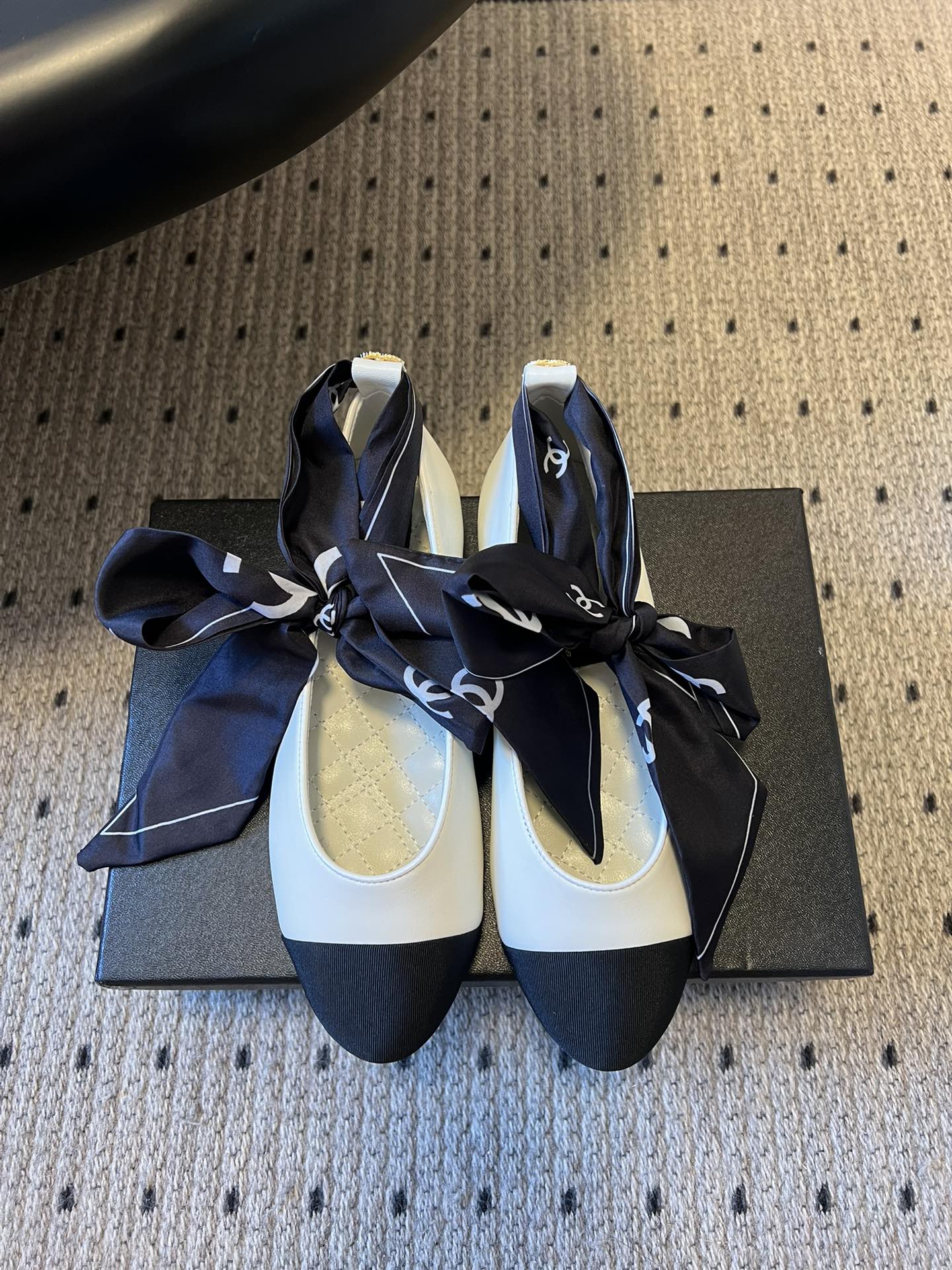 Chane* 蝴蝶结拼接丝巾芭蕾舞平底鞋经典的拼色鞋头，黑色哑光鞋头搭配不同底色，结合丝带蝴蝶结装饰，芭