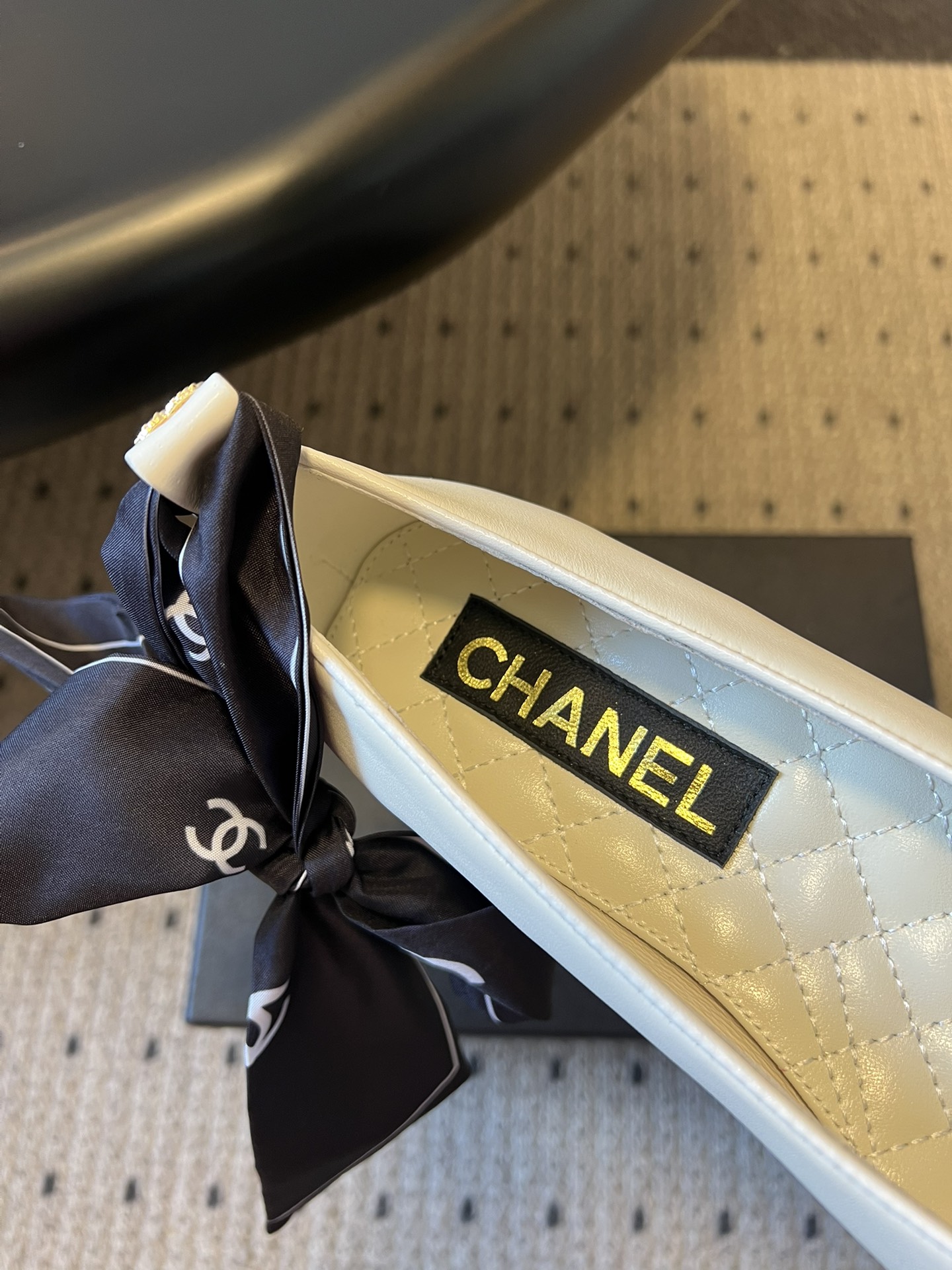 Chane* 蝴蝶结拼接丝巾芭蕾舞平底鞋经典的拼色鞋头，黑色哑光鞋头搭配不同底色，结合丝带蝴蝶结装饰，芭