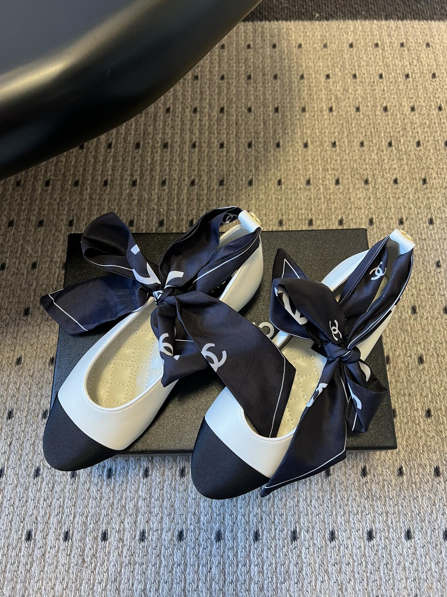 Chane* 蝴蝶结拼接丝巾芭蕾舞平底鞋经典的拼色鞋头，黑色哑光鞋头搭配不同底色，结合丝带蝴蝶结装饰，芭