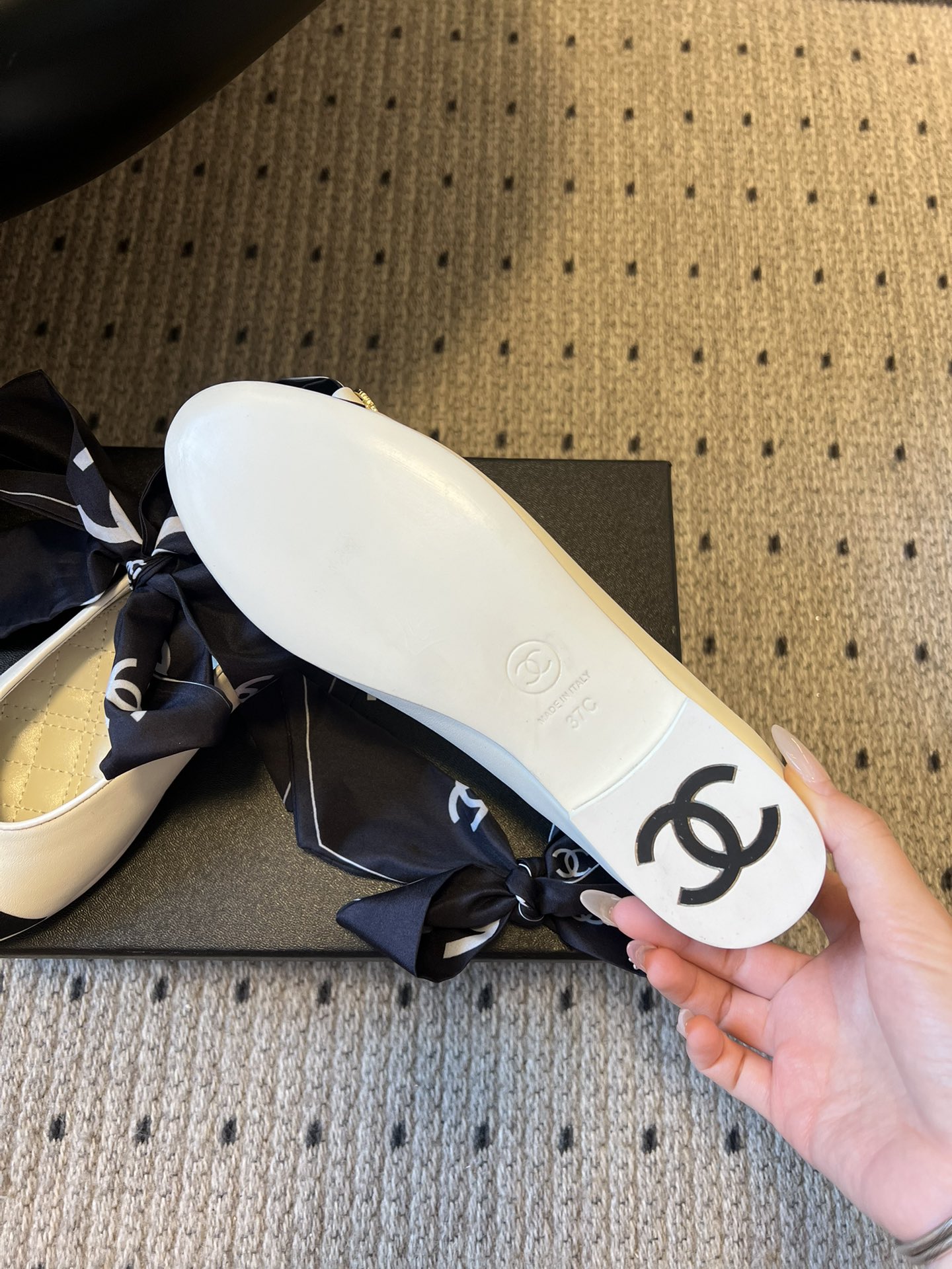 Chane* 蝴蝶结拼接丝巾芭蕾舞平底鞋经典的拼色鞋头，黑色哑光鞋头搭配不同底色，结合丝带蝴蝶结装饰，芭