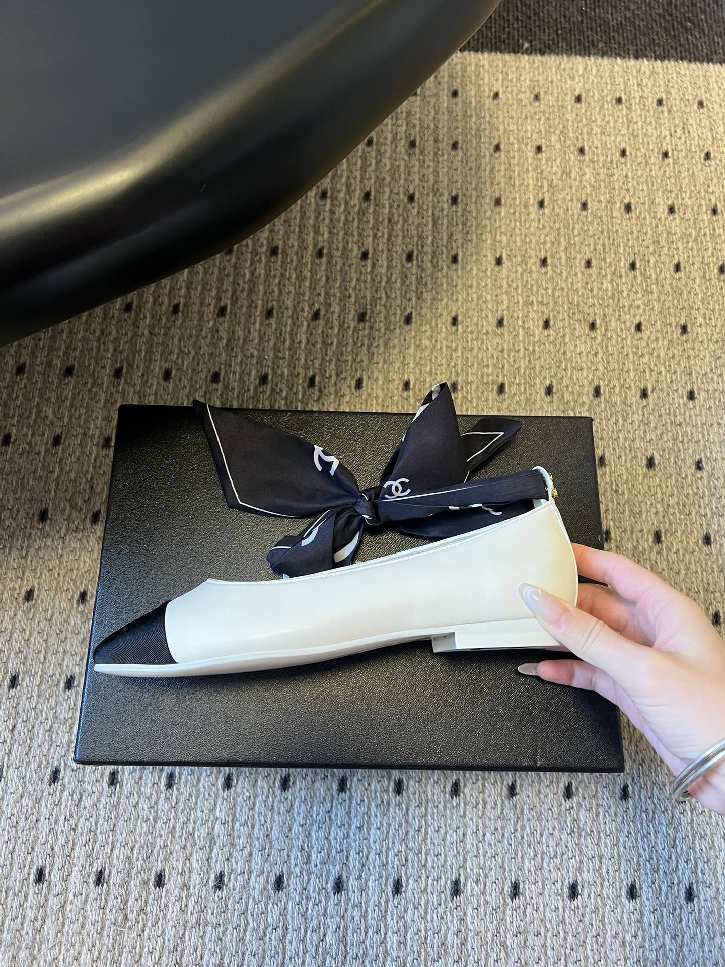 Chane* 蝴蝶结拼接丝巾芭蕾舞平底鞋经典的拼色鞋头，黑色哑光鞋头搭配不同底色，结合丝带蝴蝶结装饰，芭