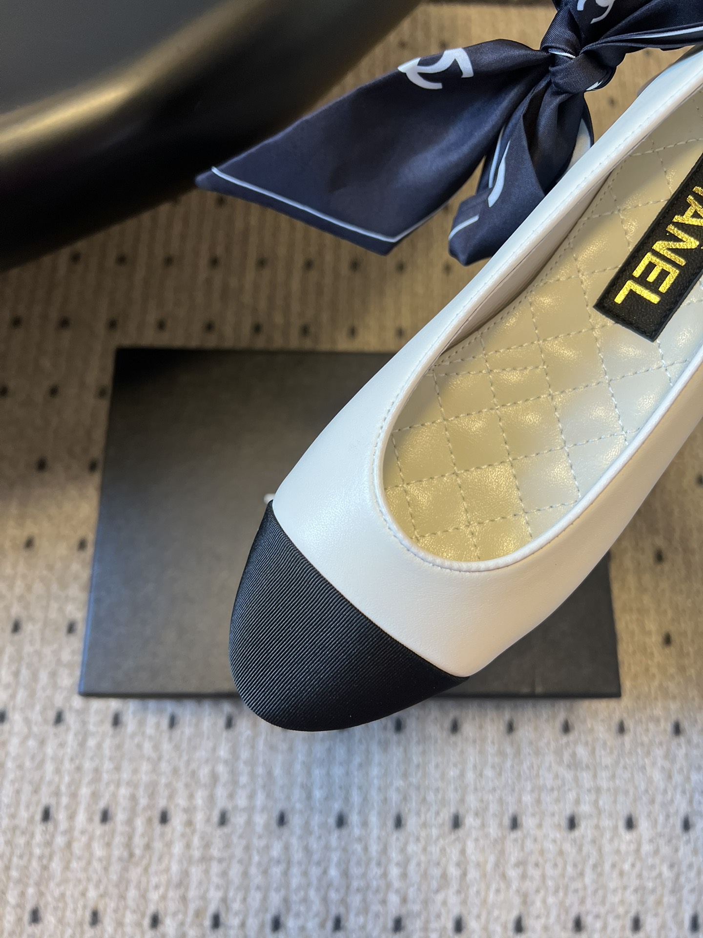 Chane* 蝴蝶结拼接丝巾芭蕾舞平底鞋经典的拼色鞋头，黑色哑光鞋头搭配不同底色，结合丝带蝴蝶结装饰，芭