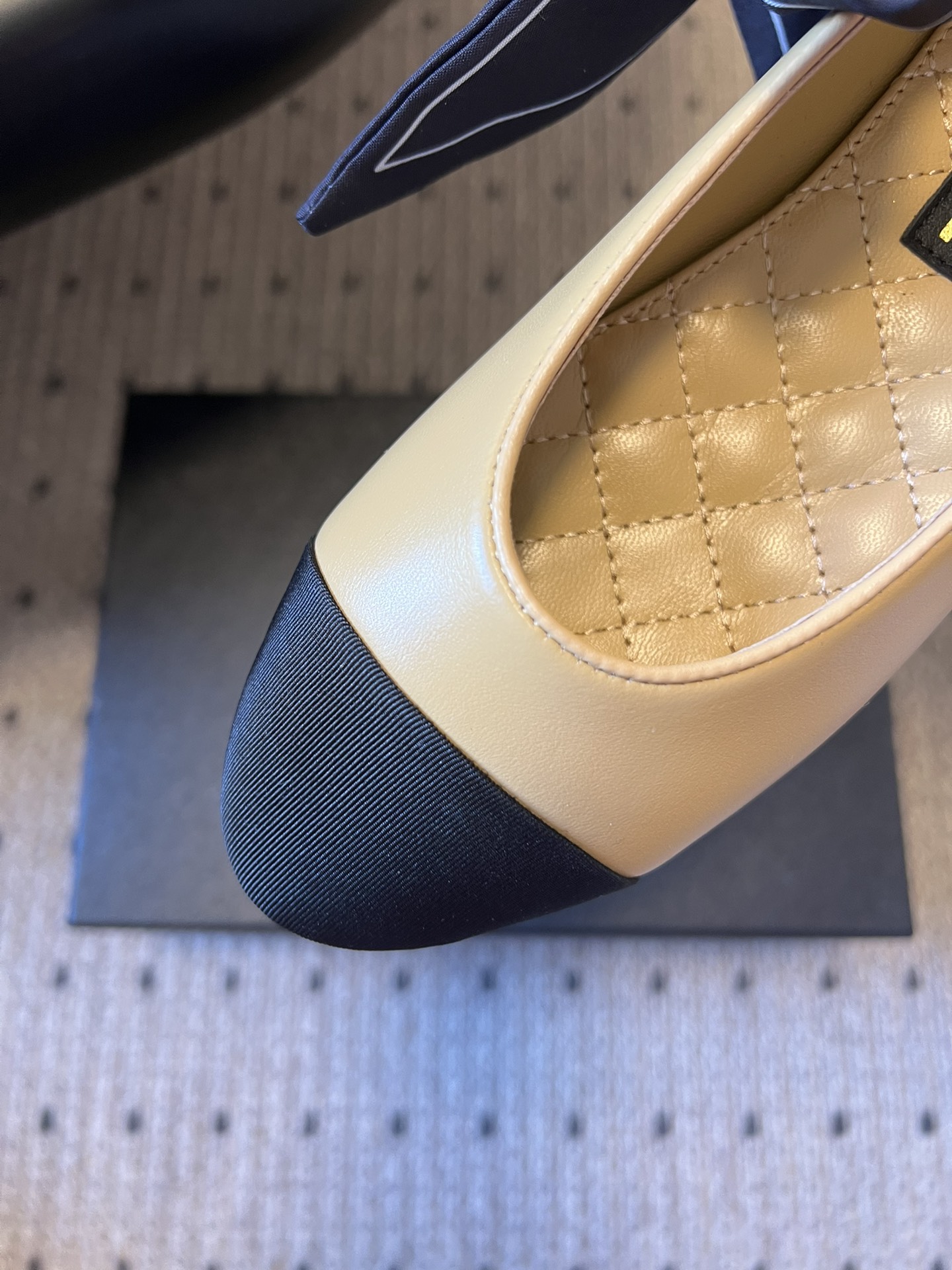 Chane* 蝴蝶结拼接丝巾芭蕾舞平底鞋经典的拼色鞋头，黑色哑光鞋头搭配不同底色，结合丝带蝴蝶结装饰，芭