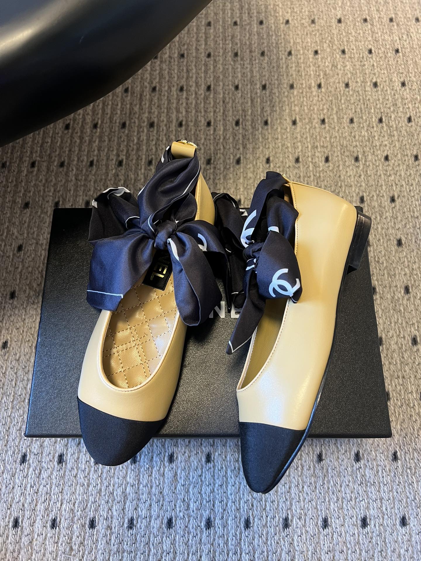 Chane* 蝴蝶结拼接丝巾芭蕾舞平底鞋经典的拼色鞋头，黑色哑光鞋头搭配不同底色，结合丝带蝴蝶结装饰，芭