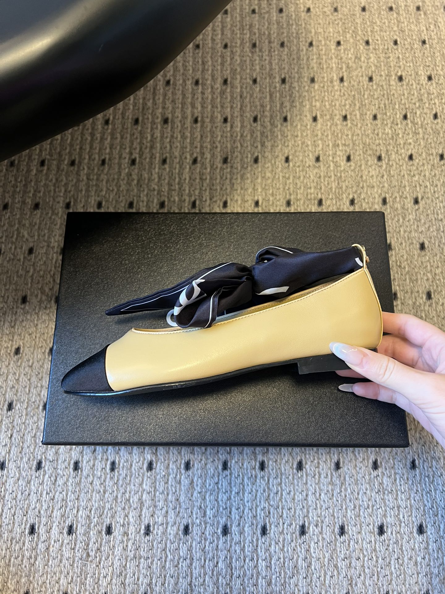 Chane* 蝴蝶结拼接丝巾芭蕾舞平底鞋经典的拼色鞋头，黑色哑光鞋头搭配不同底色，结合丝带蝴蝶结装饰，芭