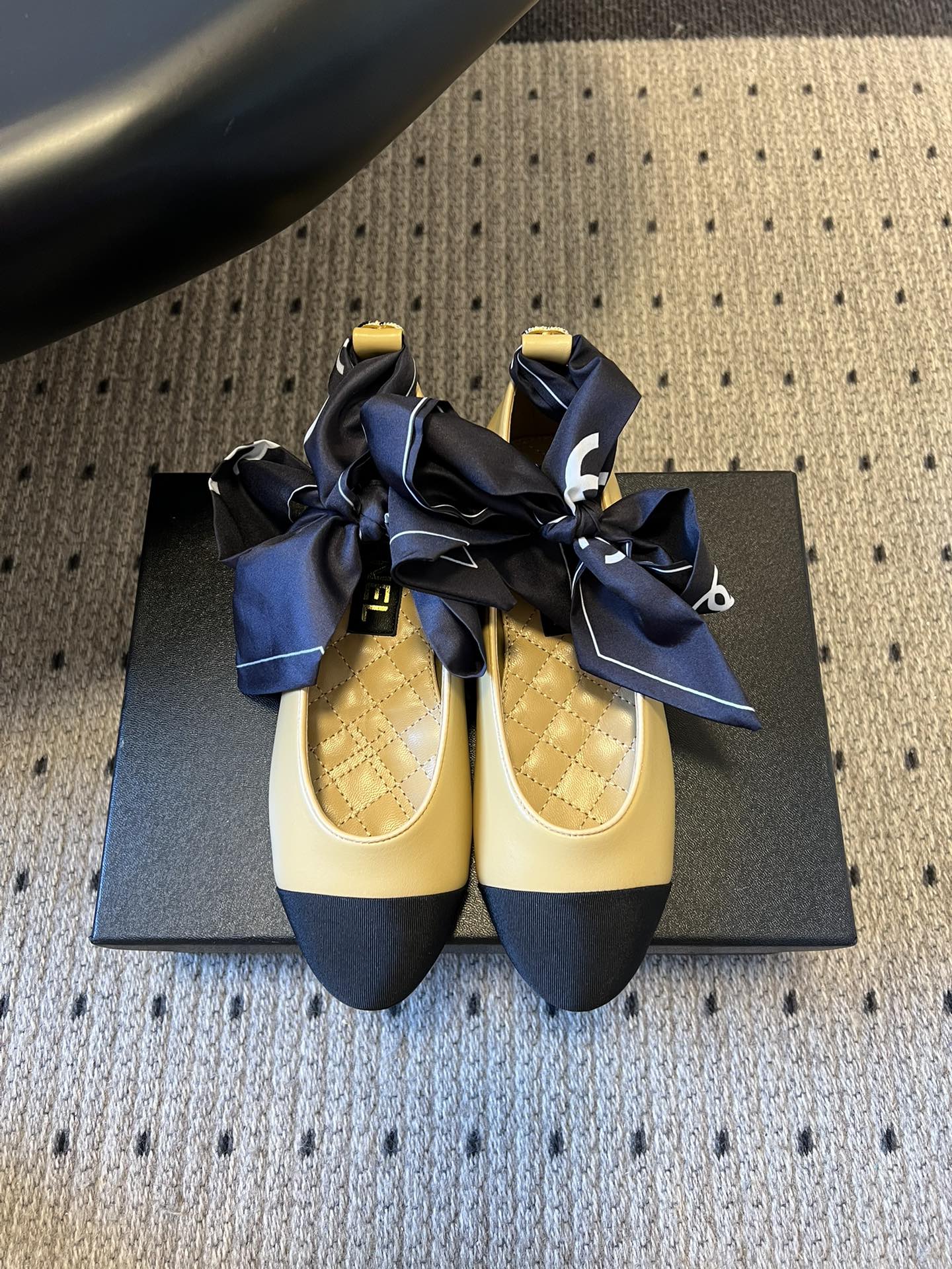 NO:747289,Chane* bow-stitched silk scarf ballet flats, classic color-blocked toe, black matte toe with different background colors, combined with ribbon bow decoration, ballet style and small fragrance style are combined, elegant and smart.  It adopts a flat-soled design and feels comfortable on the feet; the dark ribbon at the mouth of the shoe can be tied into a bow to add a sense of style, and it is available in black, off-white, milk tea and other colors. The upper material looks like fine leather, and the toe is matte texture, which contrasts with the smooth leather of the shoe body, and the texture is rich. Sheepskin upper, sheepskin lining, leather outsole, 2cm higher  Size 35-41 (customized sizes 40 and 41 are not returnable), single shoes, chanel, flats, sheepskin, Leather soles19860909Chane* 蝴蝶结拼接丝巾芭蕾舞平底鞋 经典的拼色鞋头,黑色哑光鞋头搭配不同底色,结合丝带蝴蝶结装饰,芭蕾风与小香风融合,优雅又灵动. 采用平底设计,脚感舒适；鞋口处的深色丝带可系成蝴蝶结,增添造型感,且有黑色、米白、奶茶色等多色可选.鞋面材质看起来是细腻的皮革,鞋头为哑光质感,与鞋身的光面皮革形成对比,质感层次丰富. 鞋面羊皮 内里羊皮 大底真皮大底 增高2cm size35-41码（40、41码定制不退换）,单鞋,chanel,flats,sheepskin,Leather soles,Women's Shoes