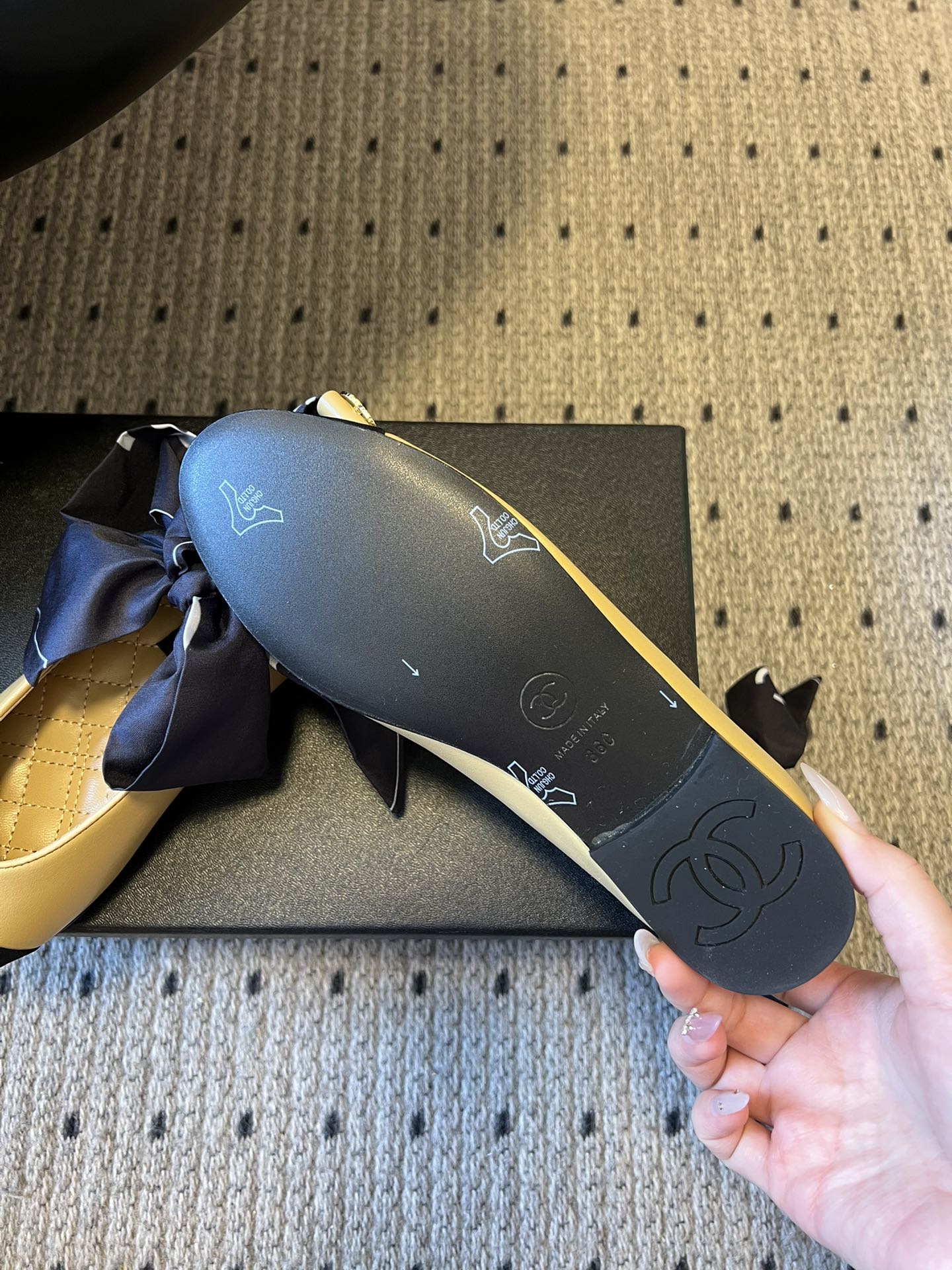 Chane* 蝴蝶结拼接丝巾芭蕾舞平底鞋经典的拼色鞋头，黑色哑光鞋头搭配不同底色，结合丝带蝴蝶结装饰，芭