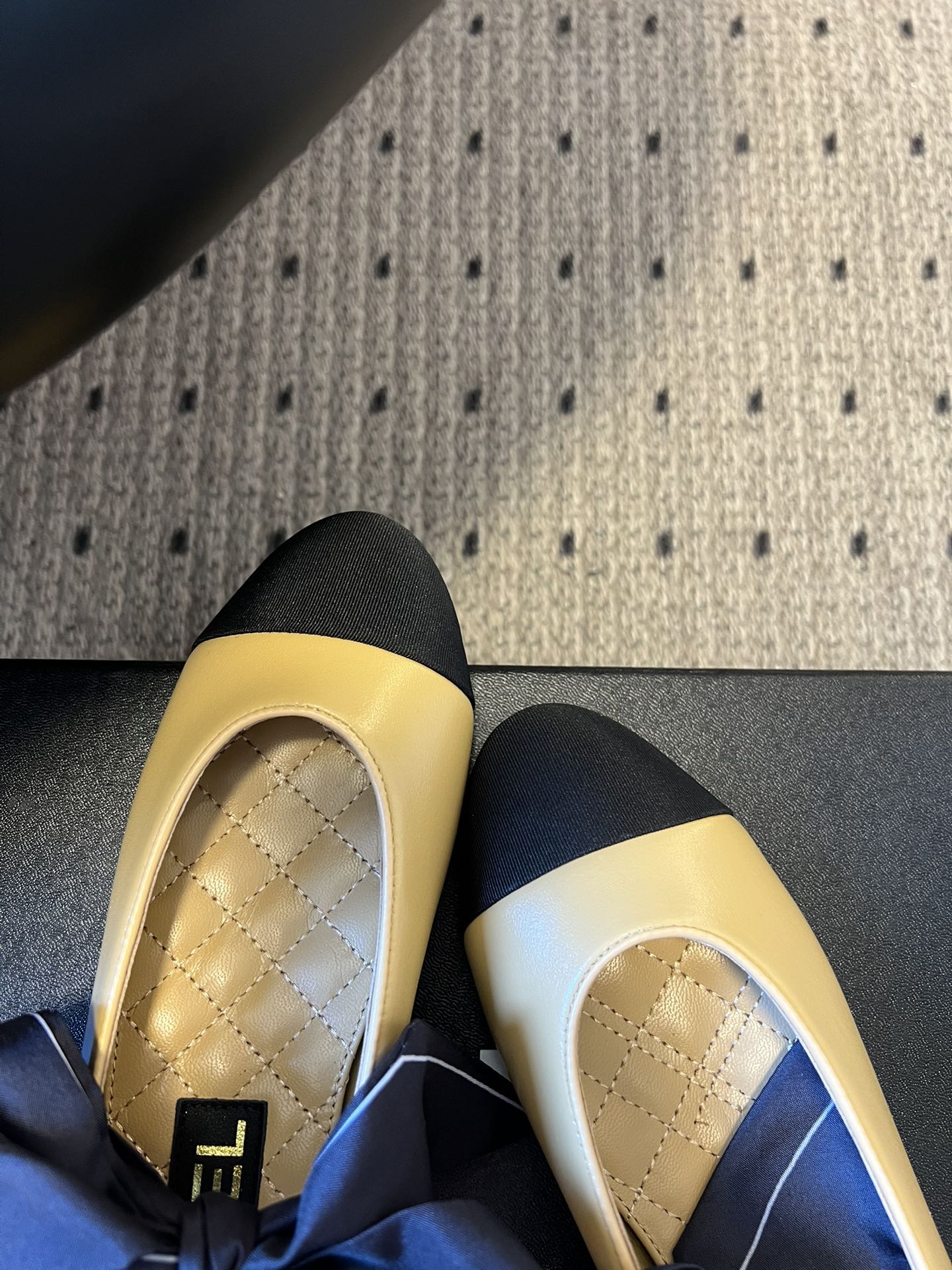 Chane* 蝴蝶结拼接丝巾芭蕾舞平底鞋经典的拼色鞋头，黑色哑光鞋头搭配不同底色，结合丝带蝴蝶结装饰，芭