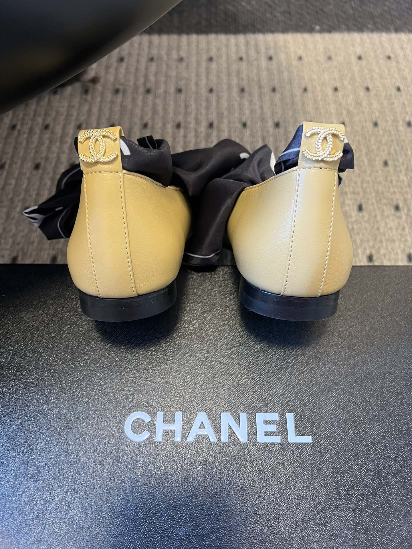 Chane* 蝴蝶结拼接丝巾芭蕾舞平底鞋经典的拼色鞋头，黑色哑光鞋头搭配不同底色，结合丝带蝴蝶结装饰，芭