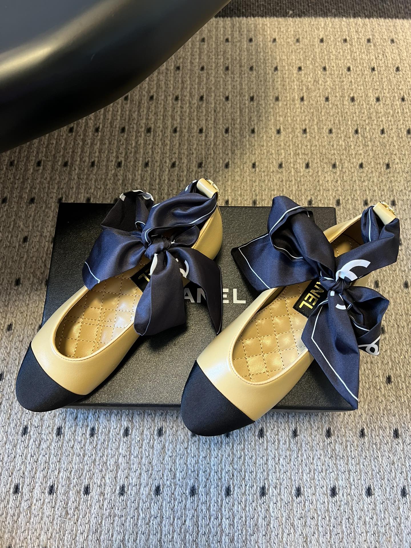 Chane* 蝴蝶结拼接丝巾芭蕾舞平底鞋经典的拼色鞋头，黑色哑光鞋头搭配不同底色，结合丝带蝴蝶结装饰，芭