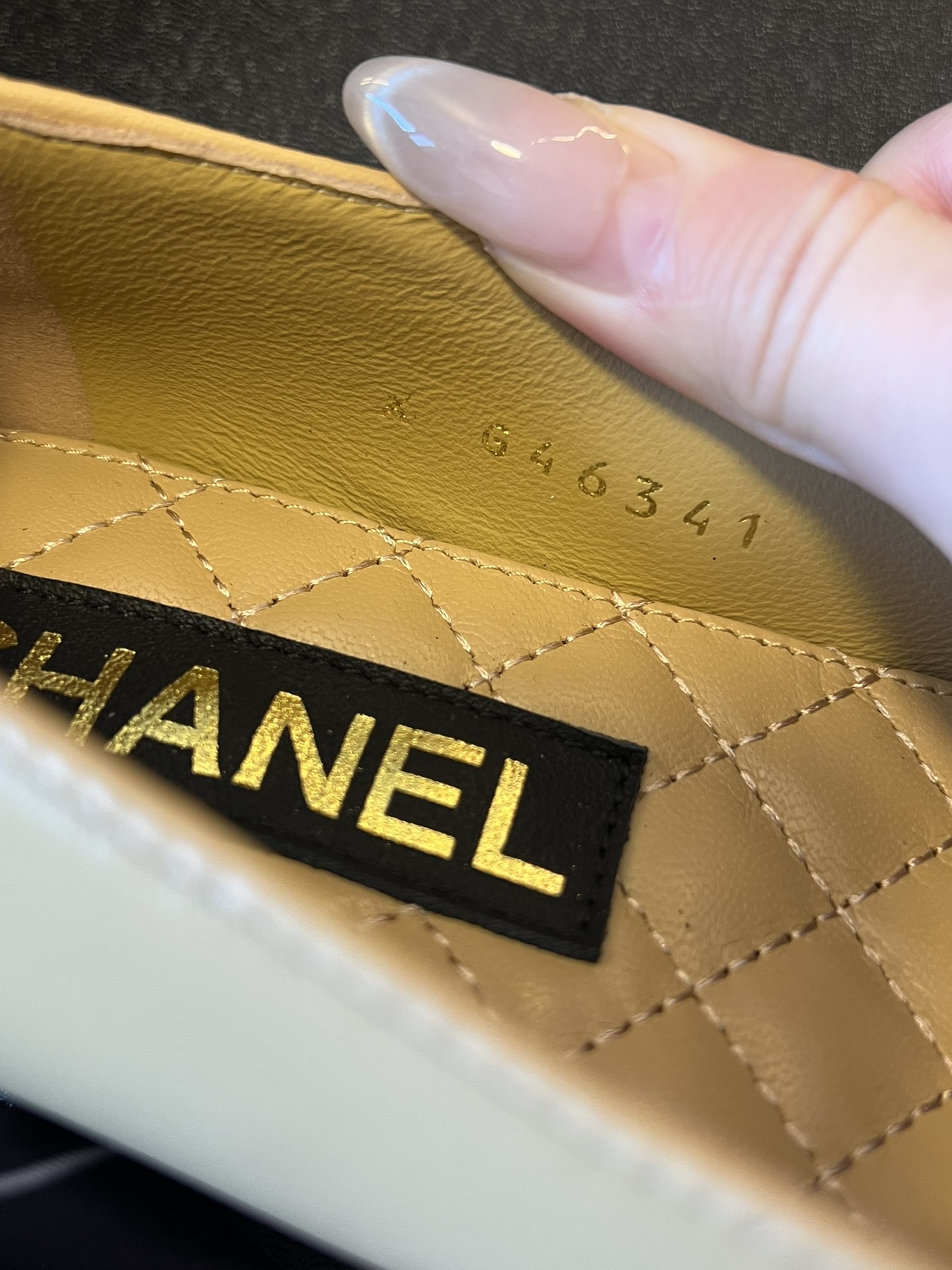 Chane* 蝴蝶结拼接丝巾芭蕾舞平底鞋经典的拼色鞋头，黑色哑光鞋头搭配不同底色，结合丝带蝴蝶结装饰，芭