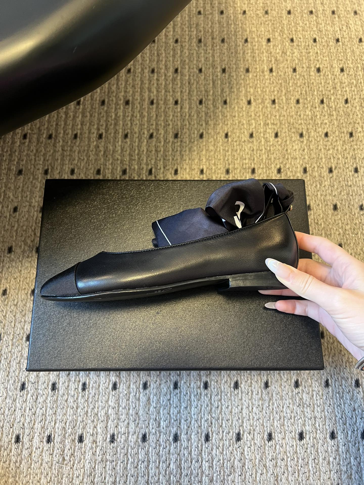 Chane* 蝴蝶结拼接丝巾芭蕾舞平底鞋经典的拼色鞋头，黑色哑光鞋头搭配不同底色，结合丝带蝴蝶结装饰，芭