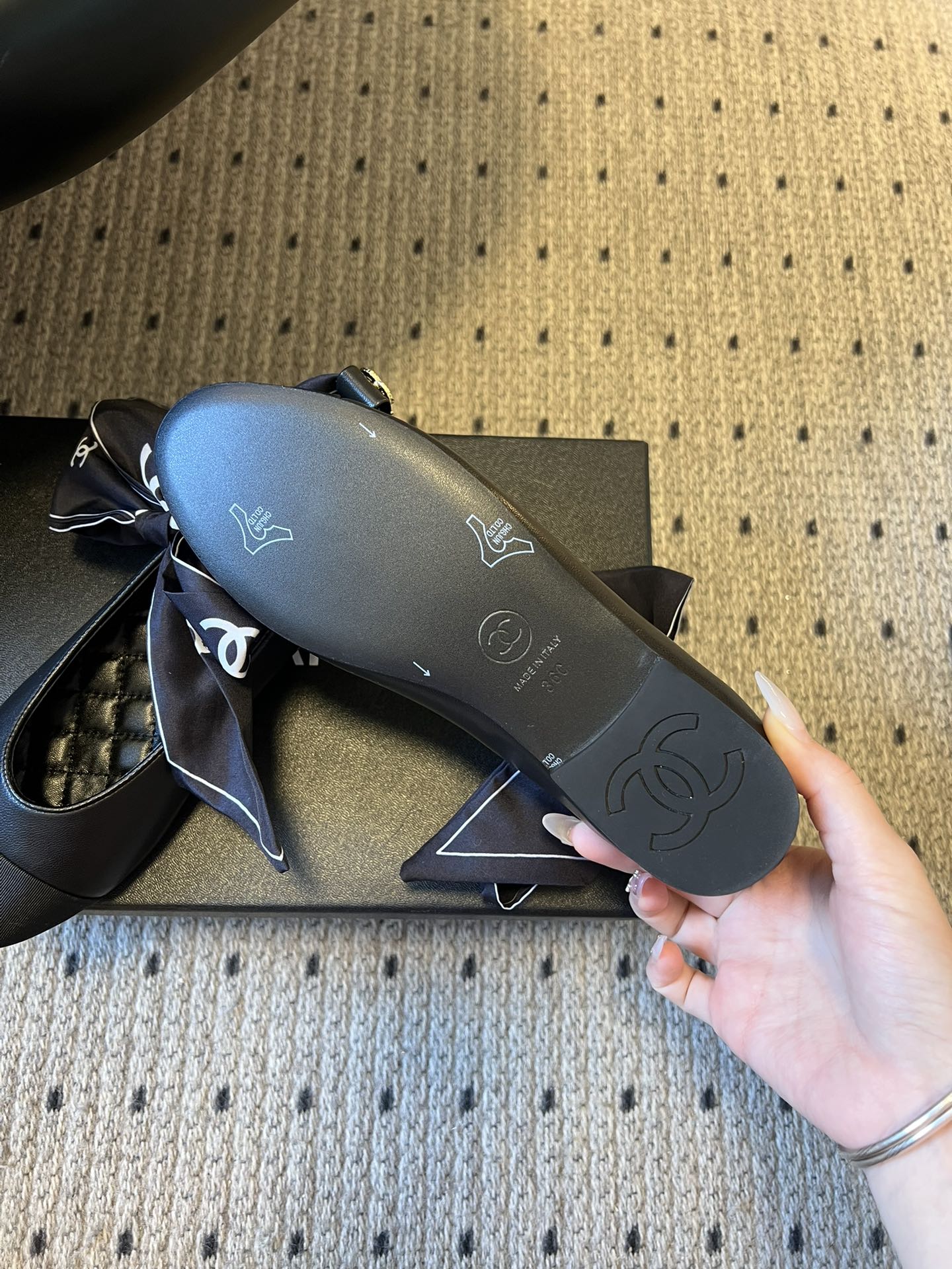 Chane* 蝴蝶结拼接丝巾芭蕾舞平底鞋经典的拼色鞋头，黑色哑光鞋头搭配不同底色，结合丝带蝴蝶结装饰，芭