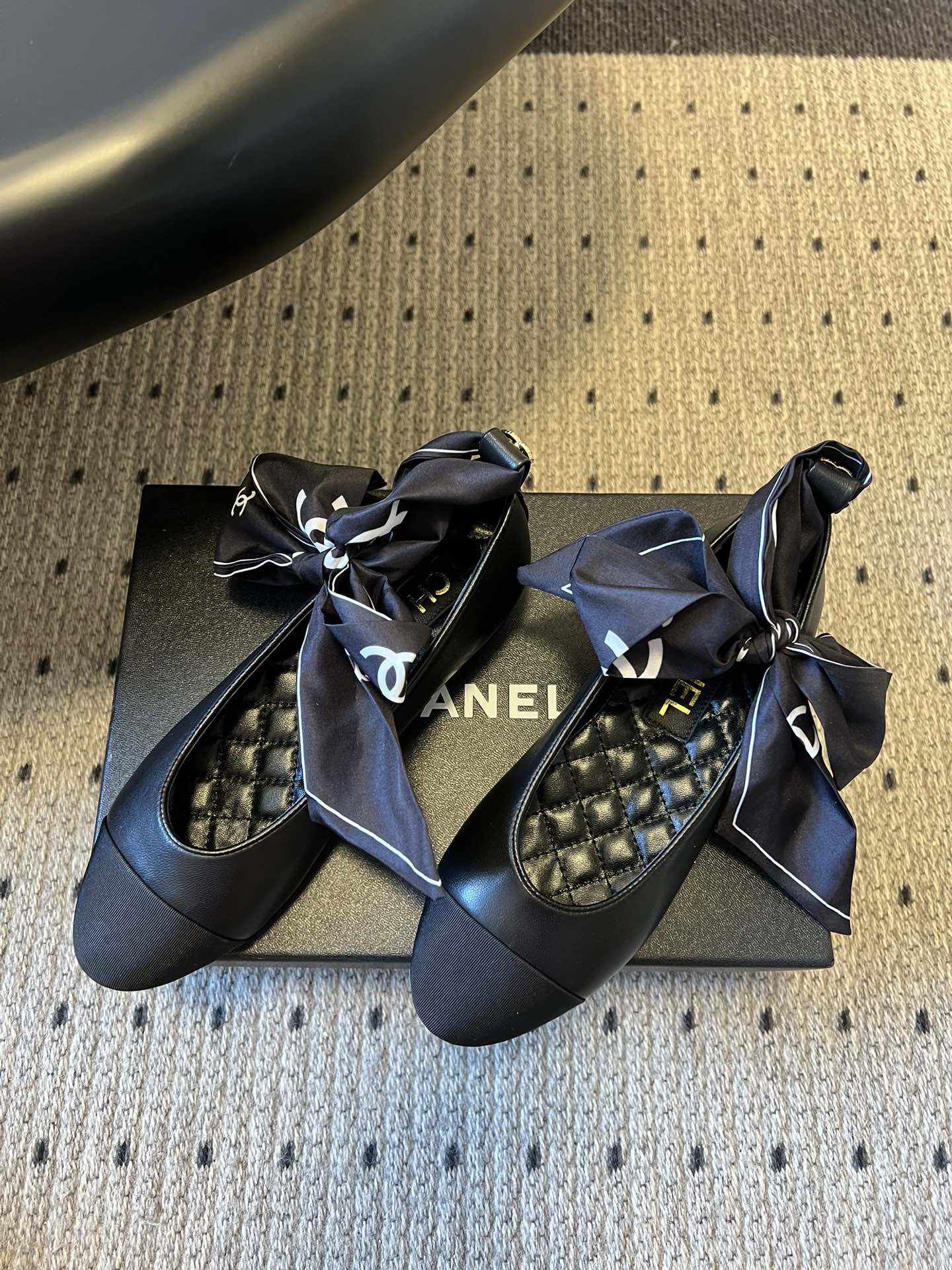 Chane* 蝴蝶结拼接丝巾芭蕾舞平底鞋经典的拼色鞋头，黑色哑光鞋头搭配不同底色，结合丝带蝴蝶结装饰，芭