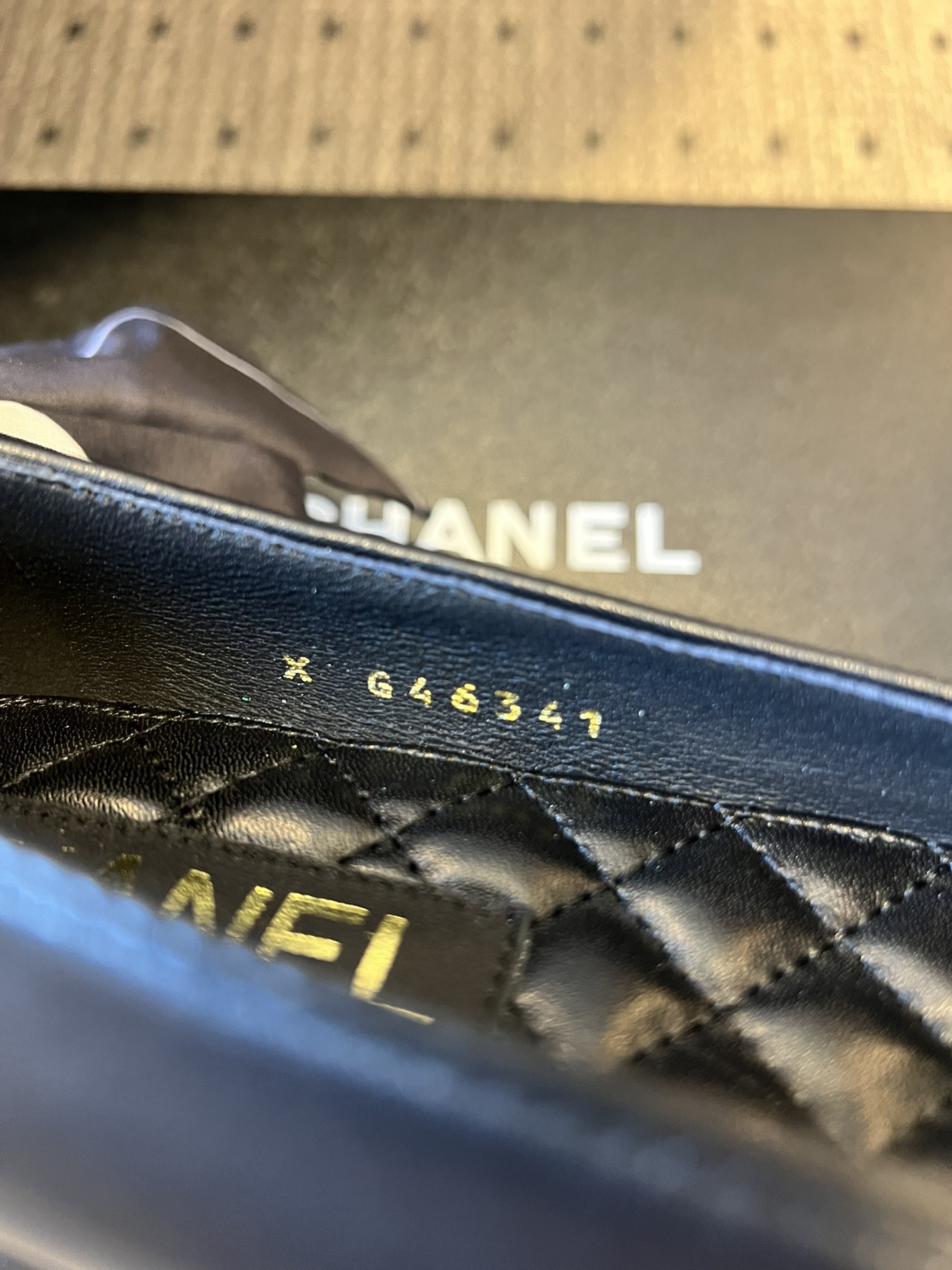 Chane* 蝴蝶结拼接丝巾芭蕾舞平底鞋经典的拼色鞋头，黑色哑光鞋头搭配不同底色，结合丝带蝴蝶结装饰，芭