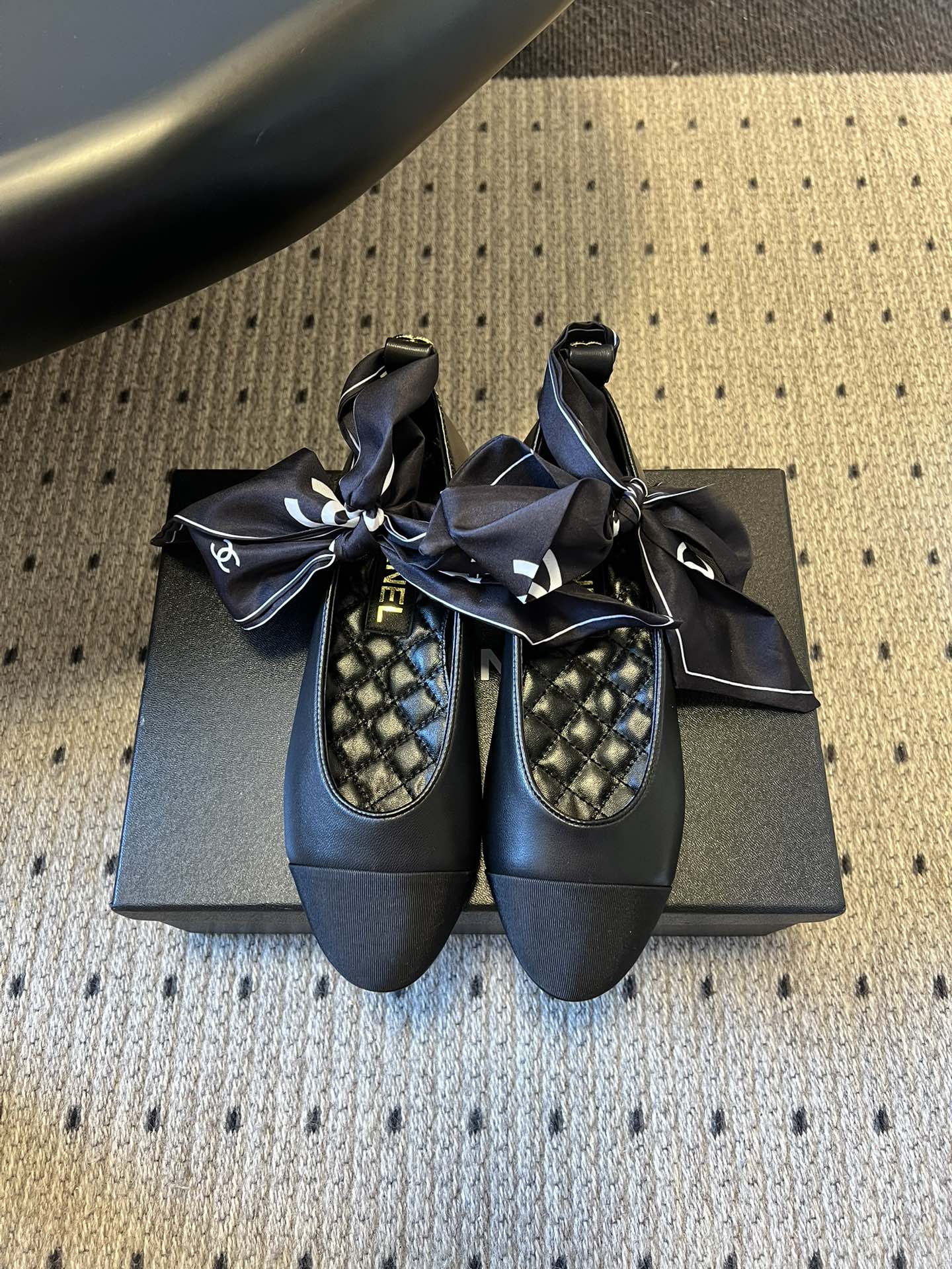 Chane* 蝴蝶结拼接丝巾芭蕾舞平底鞋经典的拼色鞋头，黑色哑光鞋头搭配不同底色，结合丝带蝴蝶结装饰，芭