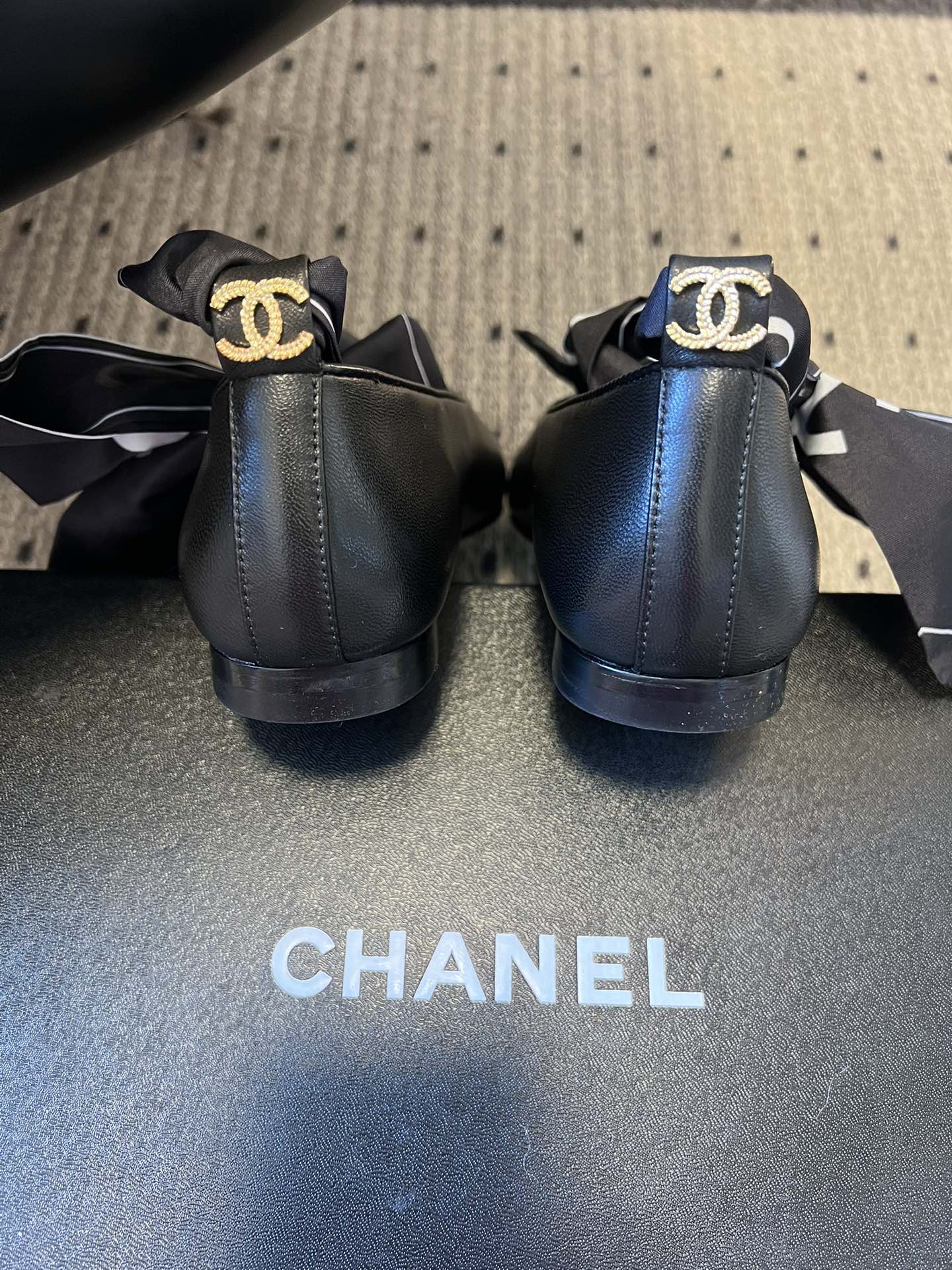 Chane* 蝴蝶结拼接丝巾芭蕾舞平底鞋经典的拼色鞋头，黑色哑光鞋头搭配不同底色，结合丝带蝴蝶结装饰，芭