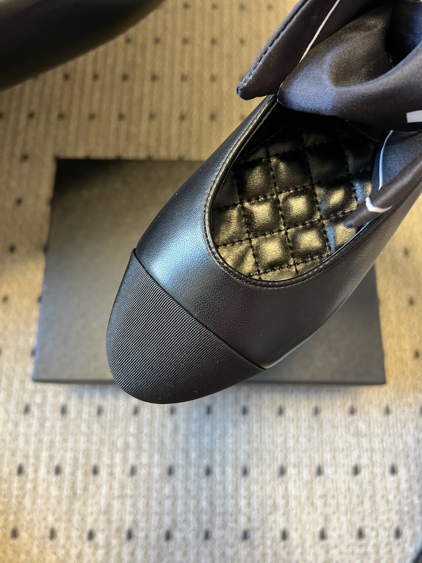 Chane* 蝴蝶结拼接丝巾芭蕾舞平底鞋经典的拼色鞋头，黑色哑光鞋头搭配不同底色，结合丝带蝴蝶结装饰，芭