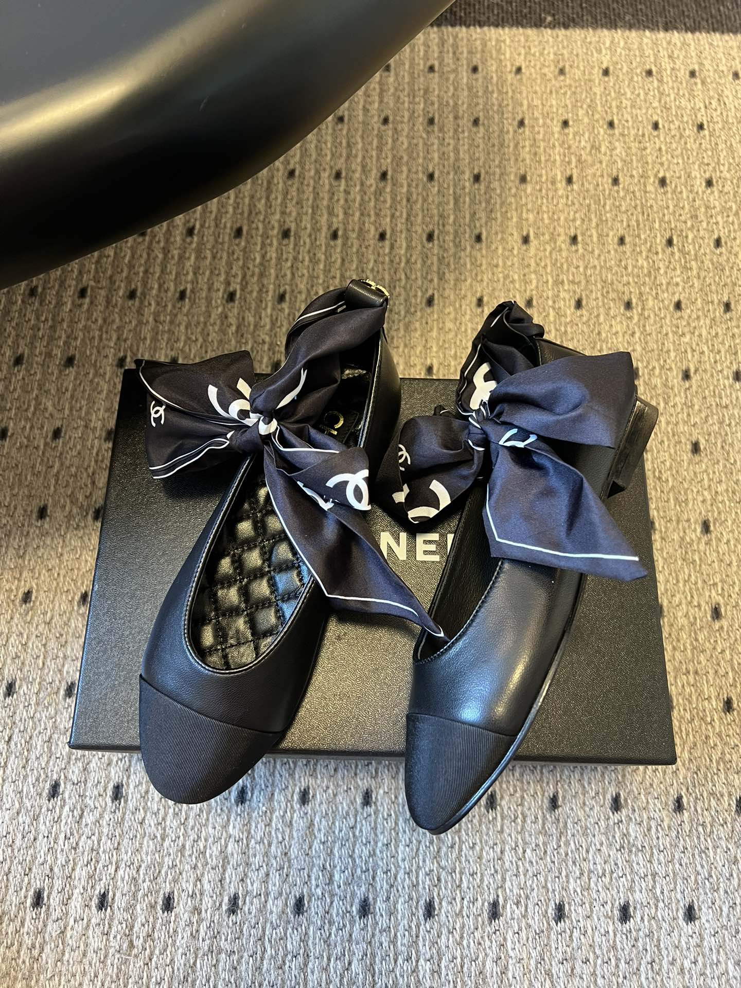 Chane* 蝴蝶结拼接丝巾芭蕾舞平底鞋经典的拼色鞋头，黑色哑光鞋头搭配不同底色，结合丝带蝴蝶结装饰，芭