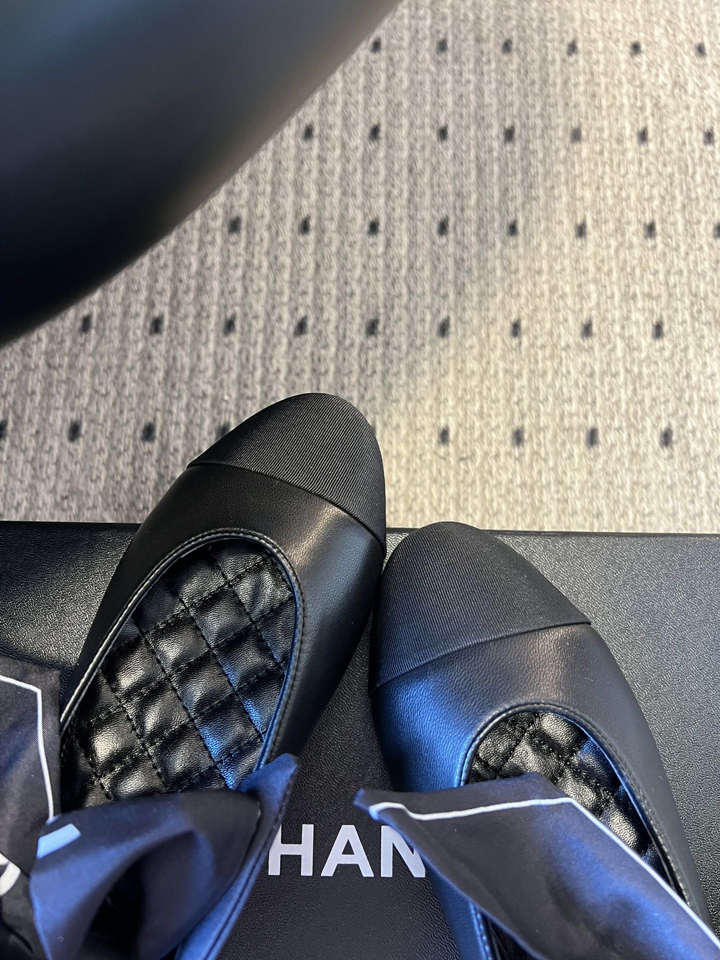 Chane* 蝴蝶结拼接丝巾芭蕾舞平底鞋经典的拼色鞋头，黑色哑光鞋头搭配不同底色，结合丝带蝴蝶结装饰，芭