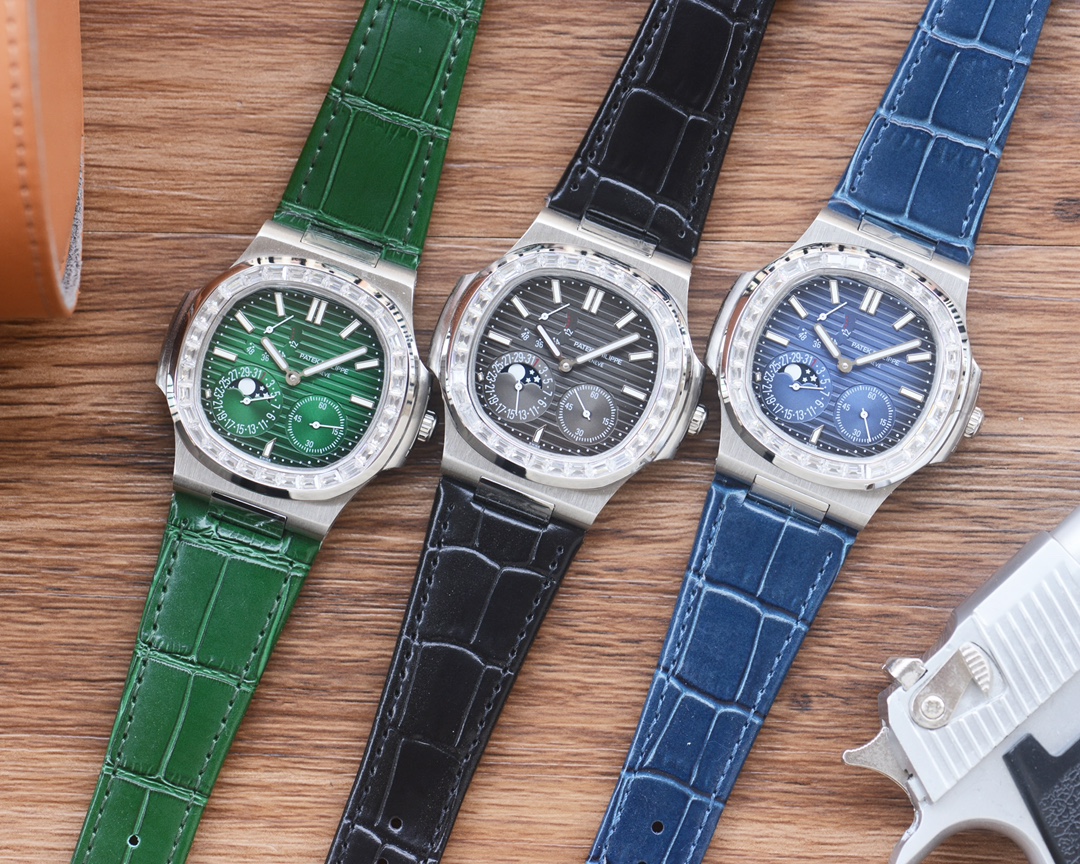 NO:726663,Patek Philippe Nautilus 5712/1A-001 multi-function watch combines classic aesthetics with an ultra-thin movement that brings together the best of the past!  Three-stage dial design, kinetic energy storage display in the upper left corner, calendar and moon phase windows in the lower left corner, and precise second hand in the lower right corner [Case] The size of the watch is 40 mm. The pillow-shaped case, which is the same as the original product, uses a combination of front brushing and side polishing. It has a clear sense of layering and full texture. It shows exquisite craftsmanship. [Strap] It is made with the original strap one to one. The central polished part of each strap can show the shape of a diamond, showing a high-end texture.  Date, true kinetic energy, true moon phase function. Shanghai movement, patek philippe19860909百达翡丽鹦鹉螺5712/1A-001多功能腕表,融合经典美学,超薄机芯 荟萃以往精华！三段式表盘设计,左上角动能储存显示,左下角日历和月相窗口,右下角精准秒针【表壳】腕表尺寸40毫米,同正品一致的枕型表壳采用正面拉丝,侧面抛光的两种工艺组合,层次感分明,质感十足.尽显精湛工艺.【表带】采用原装表带一比一量身打造,每节表带的中央抛光部位,都能呈现钻石的形状,尽显高级质感. 日期,真动能,真月相功能.上海机芯,,patek philippe,Watch