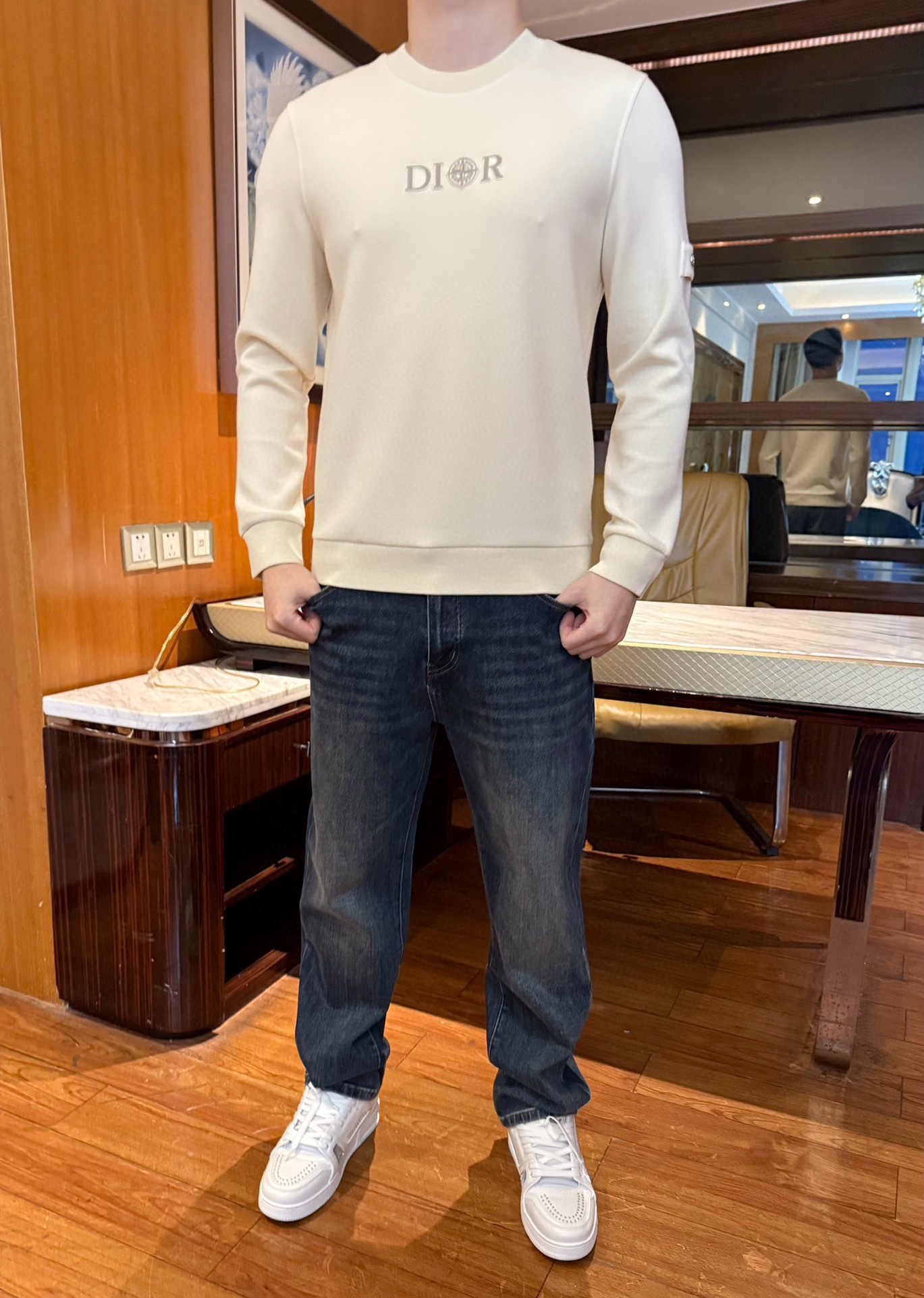 NO:703935,Dior-2025 new sweatshirt!  Made of high-quality Modal cotton cashmere fabric that is skin-friendly and soft, it has good breathability and warmth, making it non-restrictive when worn, allowing for freedom and comfort in daily activities. The simple round-neck style is versatile and unobtrusive, and the brand letters and iconic pattern embroidery on the chest are exquisite and three-dimensional, enhancing the overall look.  Body texture, low-key and luxurious style, easily create a fashionable male image. Size 48-56 (model 180/140 wears 50, comes with Hong Kong Lane Crawford gift box packaging), dior, hoodie, sweatshirts,19860909迪奥-2025新款卫衣！采用亲肤柔软的高品质莫代尔棉山羊绒面料,兼具良好的透气性与保暖性,穿着无束缚感,日常活动自在舒适.简约圆领版型百搭不挑人,胸前品牌字母与标志性图案刺绣精致立体,提升整体质感,低调中彰显轻奢格调,轻松打造时尚型男形象.码数48-56（模特180/140穿50,配香港连卡佛礼盒包装）,,dior,hoodie,sweatshirts,,Men's clothing