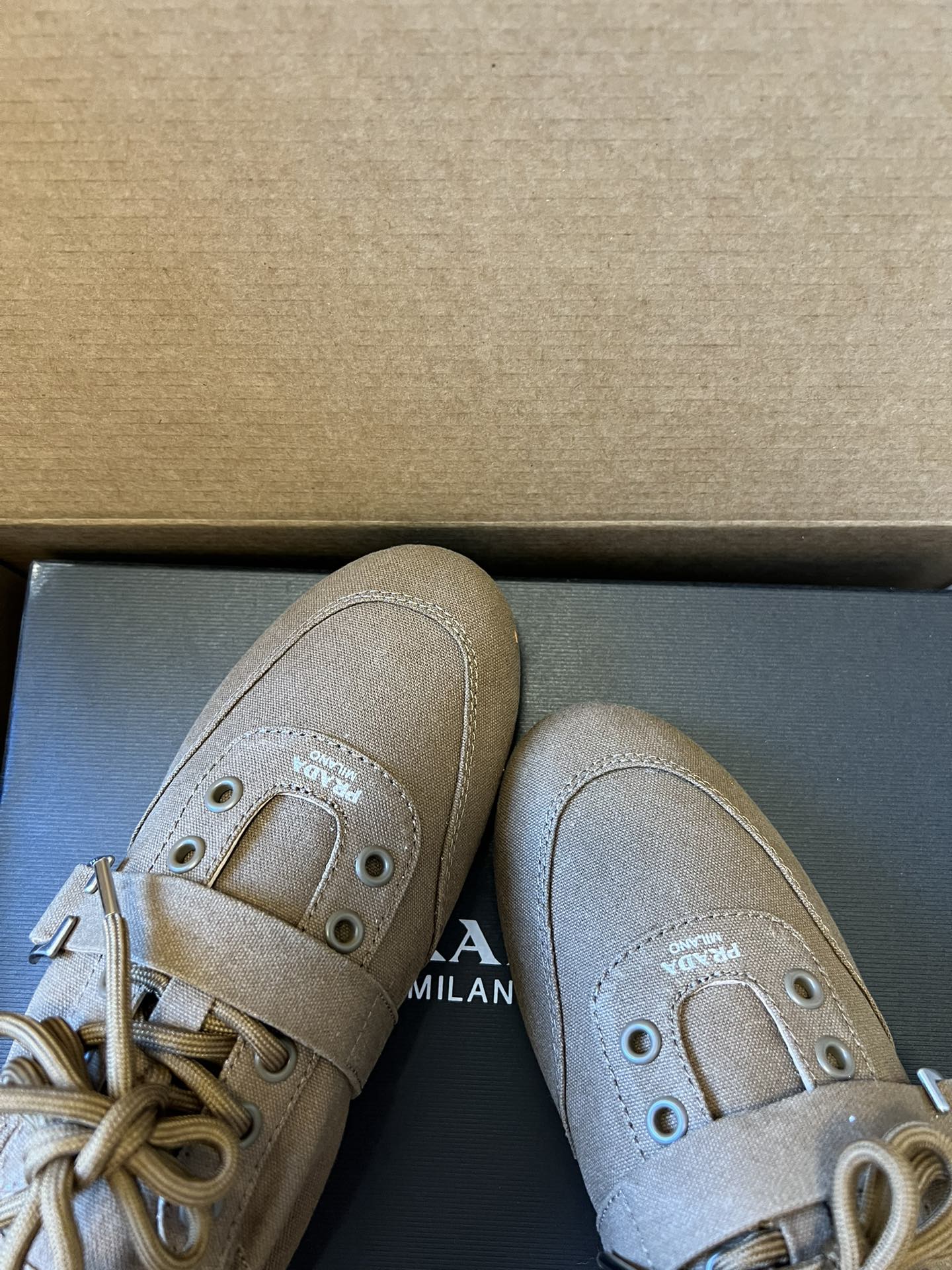 Prad*复古绑带平底休闲鞋阿甘鞋鞋面采用帆布质感的面料，质感细腻，结合系带与魔术贴搭扣双重固定设计，兼