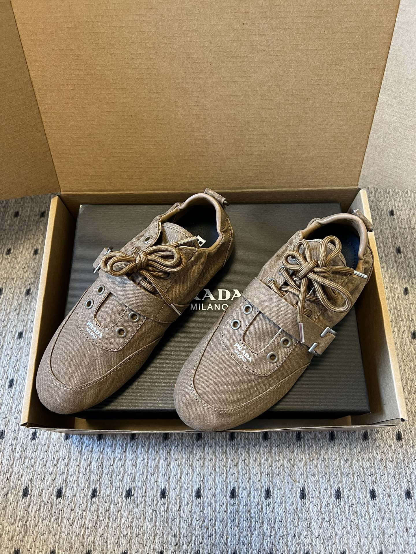 Prad*复古绑带平底休闲鞋阿甘鞋鞋面采用帆布质感的面料，质感细腻，结合系带与魔术贴搭扣双重固定设计，兼