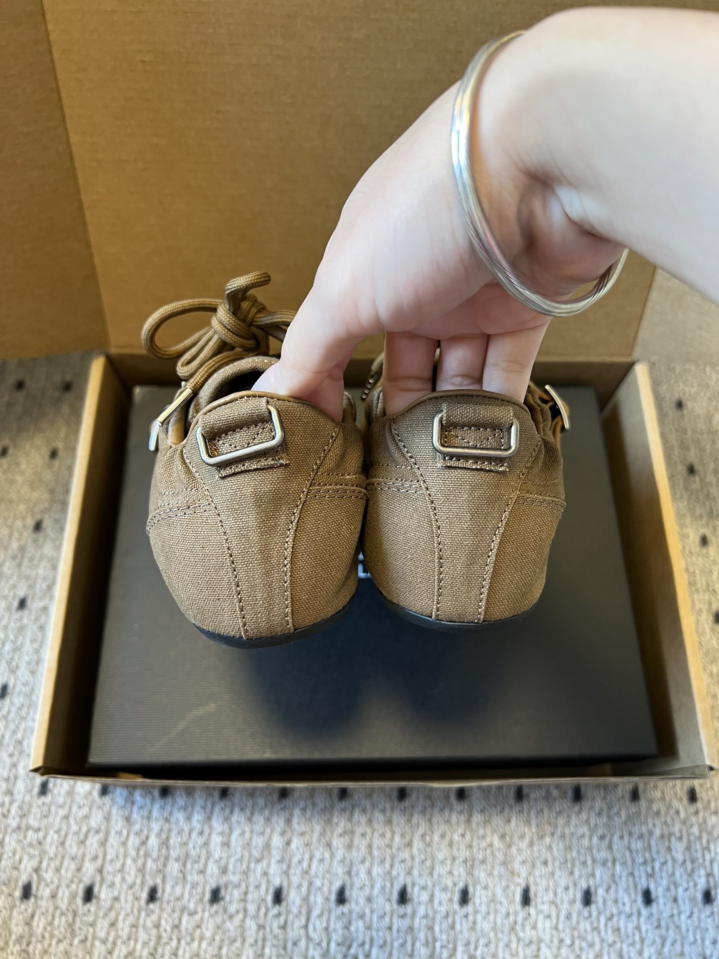 Prad*复古绑带平底休闲鞋阿甘鞋鞋面采用帆布质感的面料，质感细腻，结合系带与魔术贴搭扣双重固定设计，兼