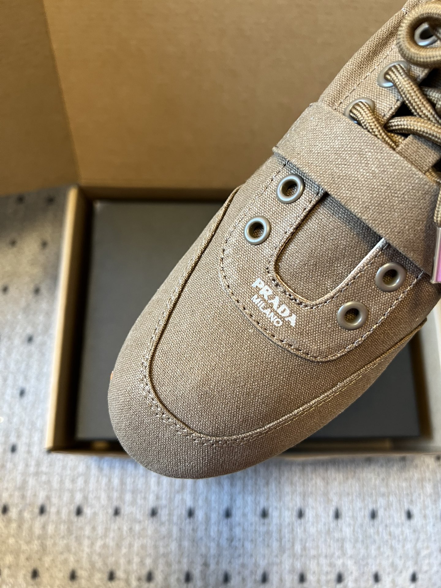 Prad*复古绑带平底休闲鞋阿甘鞋鞋面采用帆布质感的面料，质感细腻，结合系带与魔术贴搭扣双重固定设计，兼