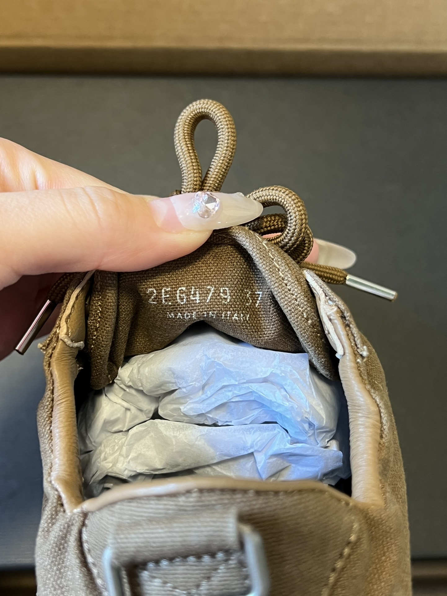 Prad*复古绑带平底休闲鞋阿甘鞋鞋面采用帆布质感的面料，质感细腻，结合系带与魔术贴搭扣双重固定设计，兼