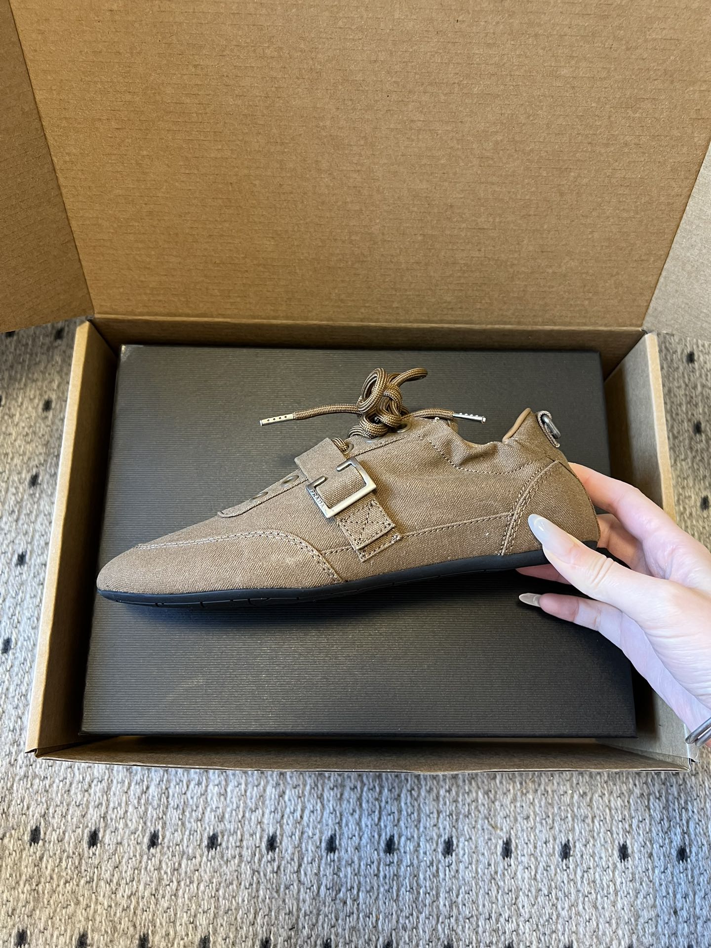 Prad*复古绑带平底休闲鞋阿甘鞋鞋面采用帆布质感的面料，质感细腻，结合系带与魔术贴搭扣双重固定设计，兼