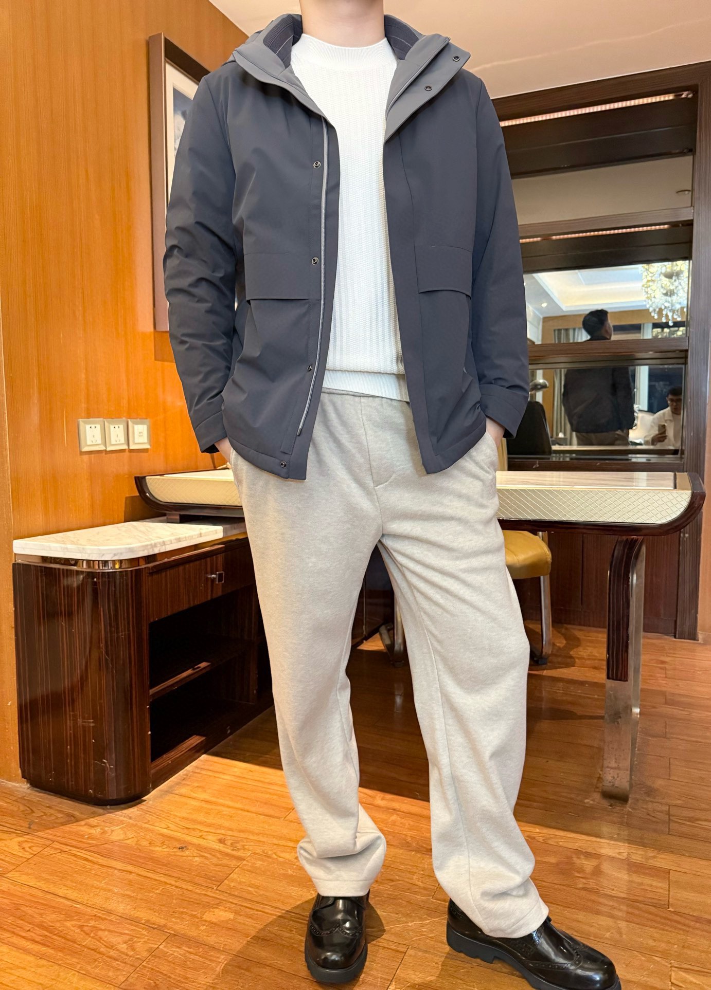 NO:692443,Zegna-2025 new down jacket!  Texture and warmth both online  The outer layer is made of matte anti-wrinkle fabric, with a high-end 'matte feel'; the inner layer is filled with fluffy down, which can lock in temperature without being bulky. It is light and warm enough to wear in winter. The details are carefully thought-out. The hood + snap button + zipper double closure provides full wind resistance; the color-blocked lining + three-dimensional pockets have a simple mid-strap design without being fancy.  Shows taste. The fit is highly adaptable. The casual mid-length cut is not picky about your body shape. It can cover the fat on the waist and hips without weighing you down. It is loose and neat for daily wear. Size: 48-56 (model is 180/140 and wears 50, with Hong Kong Lane Crawford gift box packaging),,zegna,down  jacket,hats,19860909杰尼亚-2025新款羽绒服！质感与保暖双在线 外层是哑光抗皱面料,自带高级“雾面感”；内里填充蓬松羽绒,锁温不臃肿,冬天穿既轻便又暖得扎实.细节藏心思连帽+按扣+拉链双重闭合,防风性拉满；拼色内衬+立体口袋,简约中带设计感,不花哨却显品味.版型适配性强休闲中长款剪裁,不挑身材,既能遮住腰臀赘肉,又不会压个子,日常穿松弛又利落.码数:48-56（模特180/140穿50,配香港连卡佛礼盒包装),,zegna,down jacket,hats,,Men's clothing