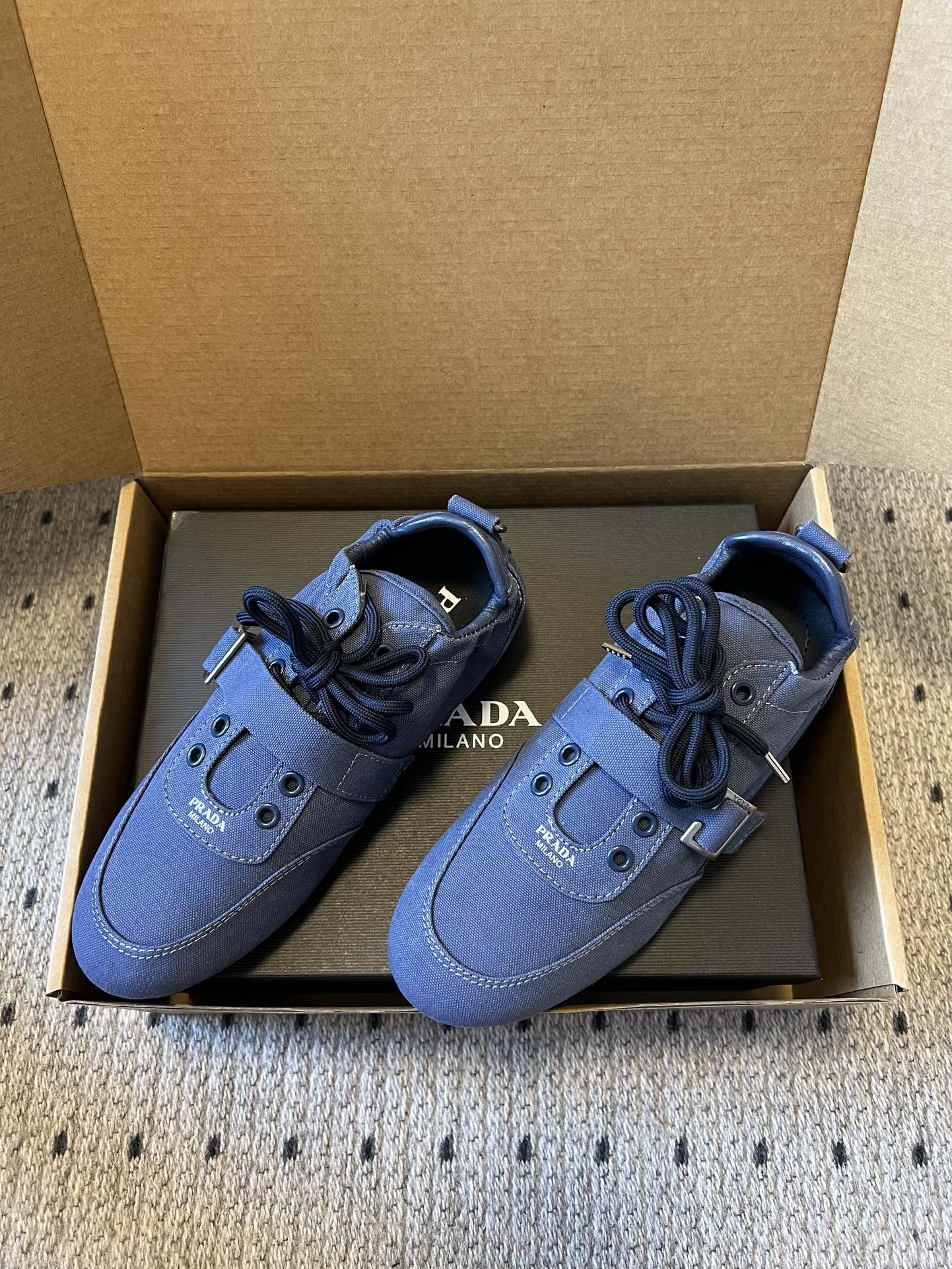 Prad*复古绑带平底休闲鞋阿甘鞋鞋面采用帆布质感的面料，质感细腻，结合系带与魔术贴搭扣双重固定设计，兼