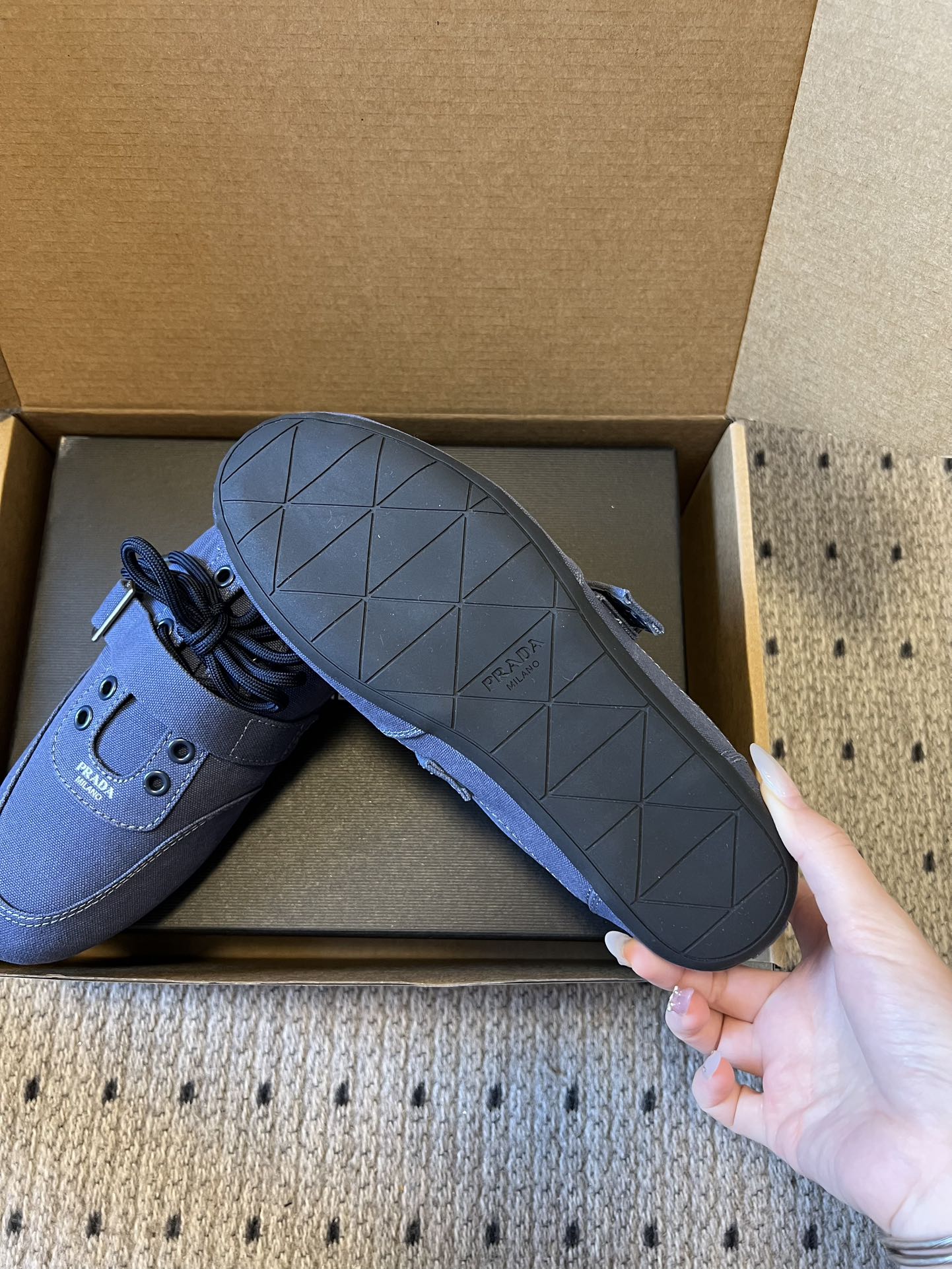 Prad*复古绑带平底休闲鞋阿甘鞋鞋面采用帆布质感的面料，质感细腻，结合系带与魔术贴搭扣双重固定设计，兼