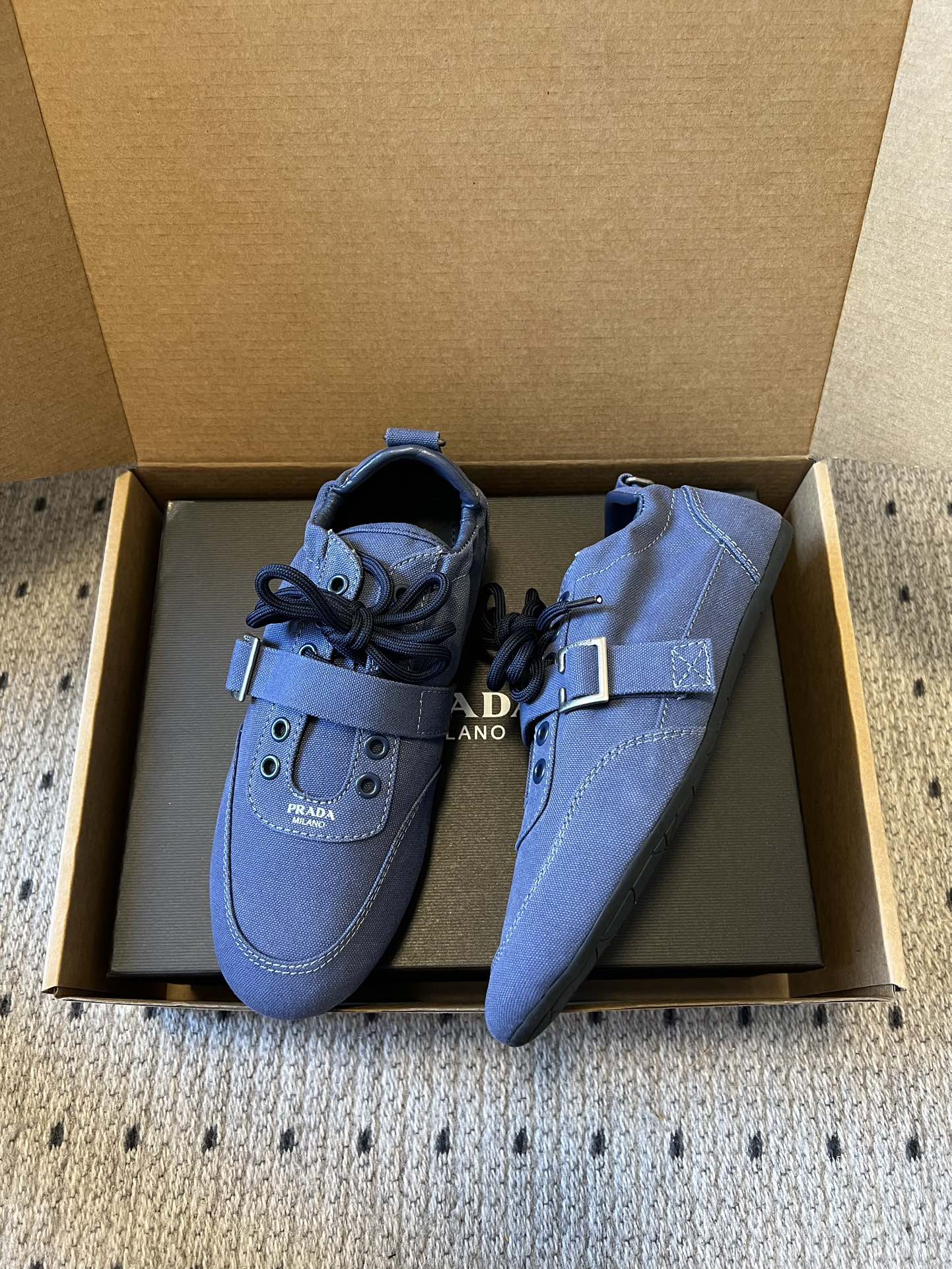 Prad*复古绑带平底休闲鞋阿甘鞋鞋面采用帆布质感的面料，质感细腻，结合系带与魔术贴搭扣双重固定设计，兼