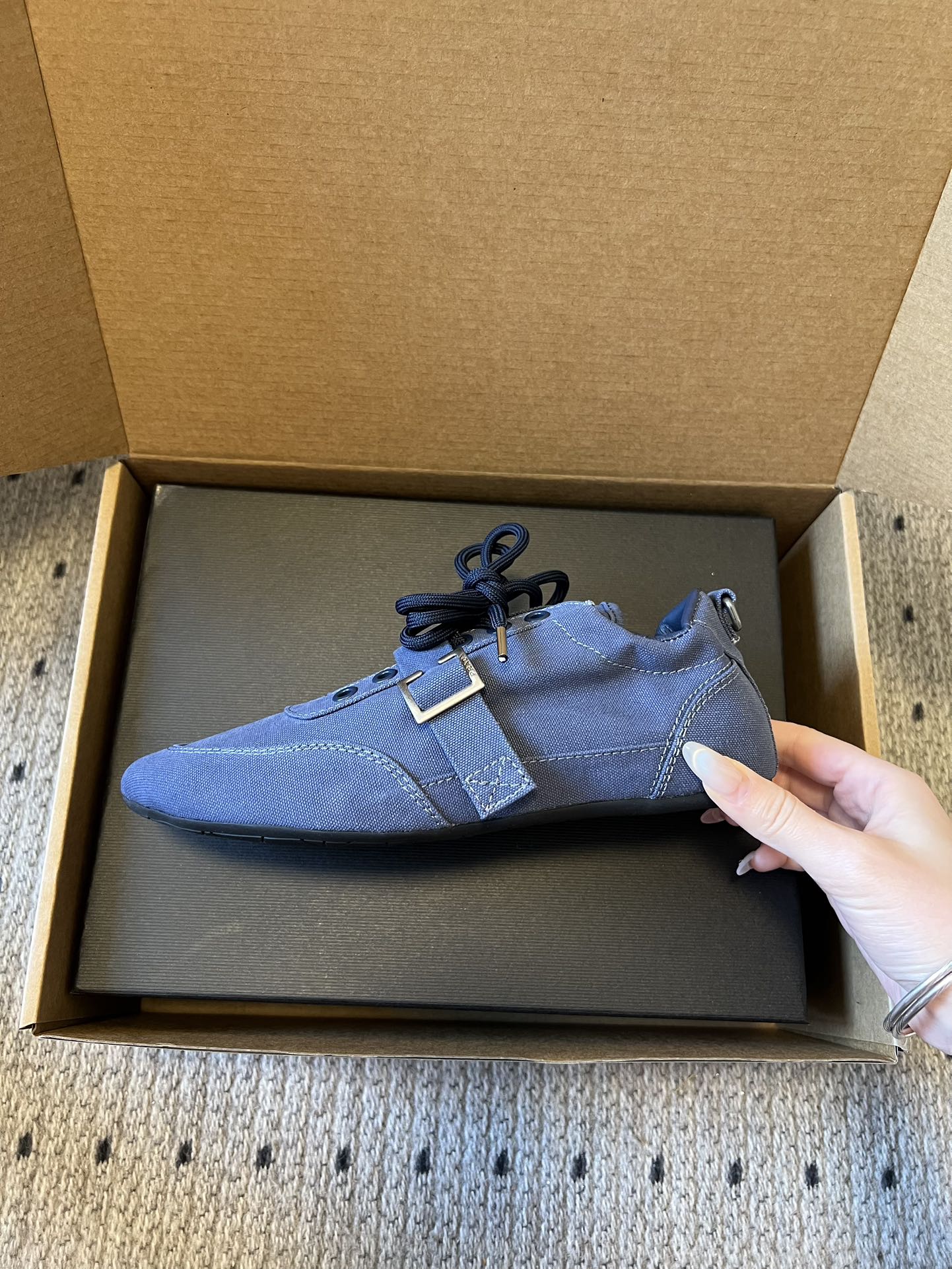 Prad*复古绑带平底休闲鞋阿甘鞋鞋面采用帆布质感的面料，质感细腻，结合系带与魔术贴搭扣双重固定设计，兼