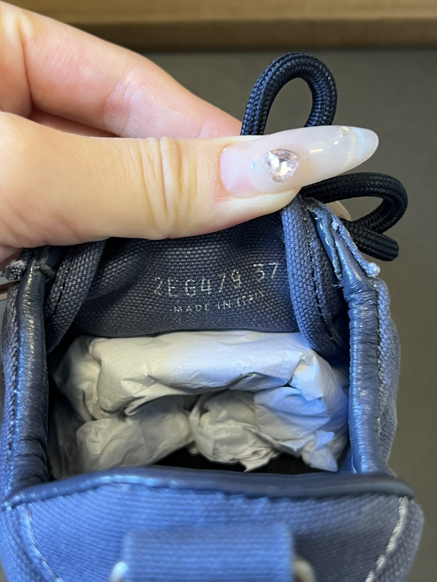 Prad*复古绑带平底休闲鞋阿甘鞋鞋面采用帆布质感的面料，质感细腻，结合系带与魔术贴搭扣双重固定设计，兼