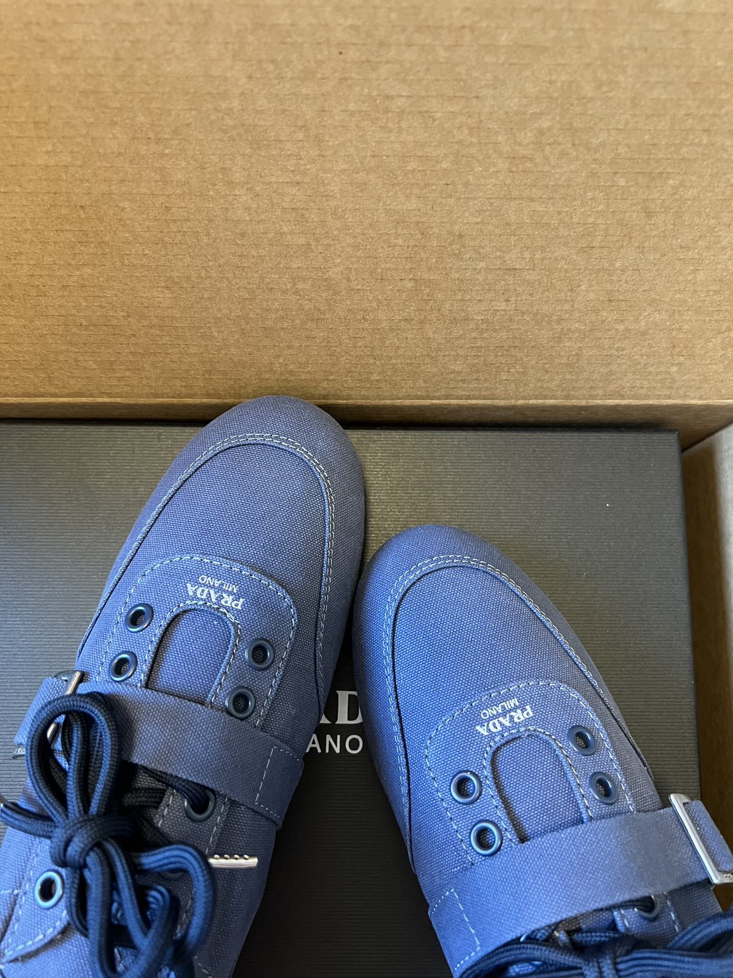 Prad*复古绑带平底休闲鞋阿甘鞋鞋面采用帆布质感的面料，质感细腻，结合系带与魔术贴搭扣双重固定设计，兼