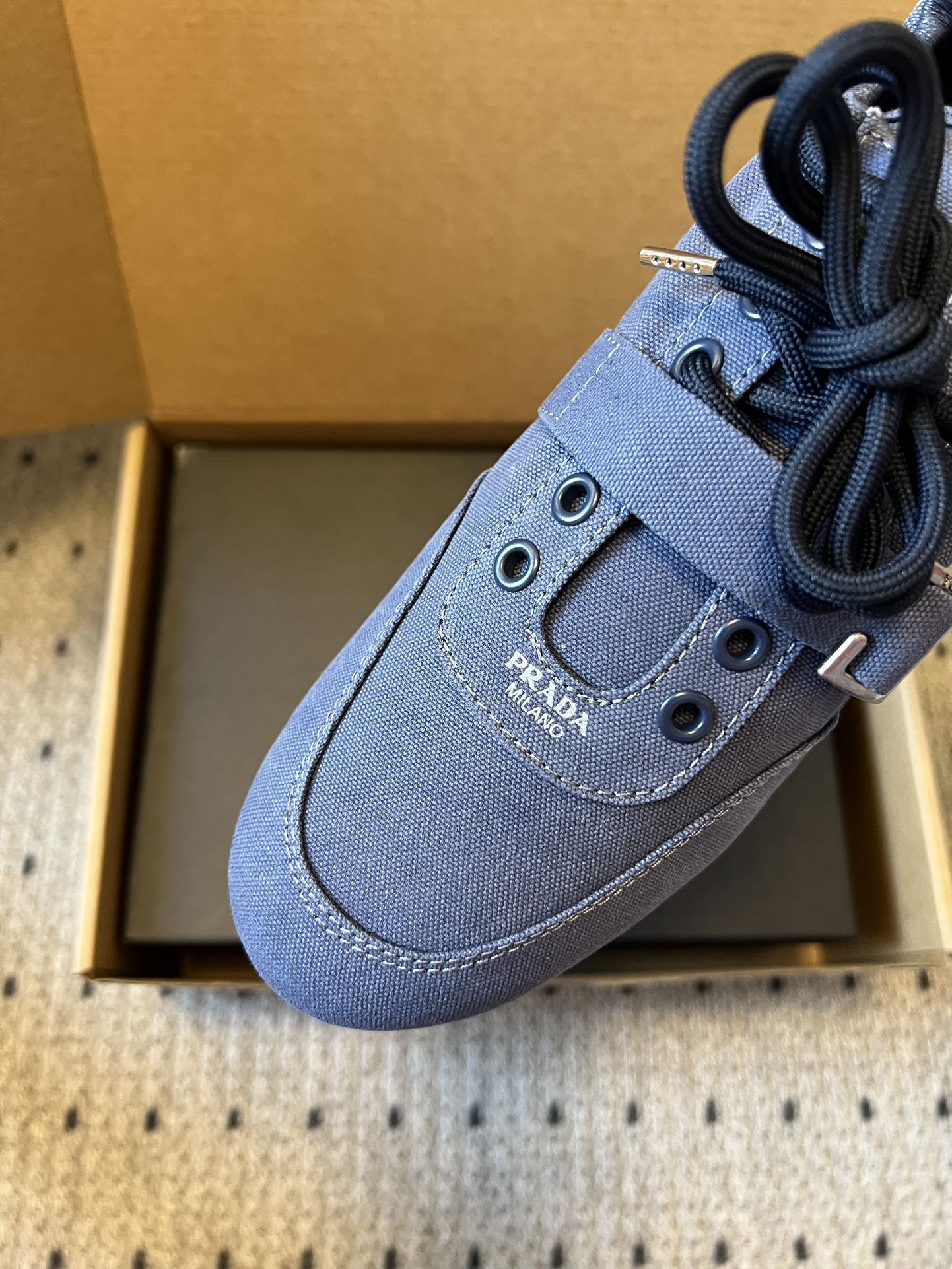 Prad*复古绑带平底休闲鞋阿甘鞋鞋面采用帆布质感的面料，质感细腻，结合系带与魔术贴搭扣双重固定设计，兼