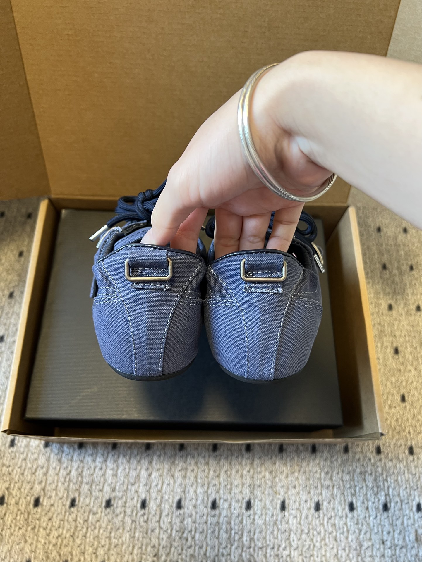 Prad*复古绑带平底休闲鞋阿甘鞋鞋面采用帆布质感的面料，质感细腻，结合系带与魔术贴搭扣双重固定设计，兼