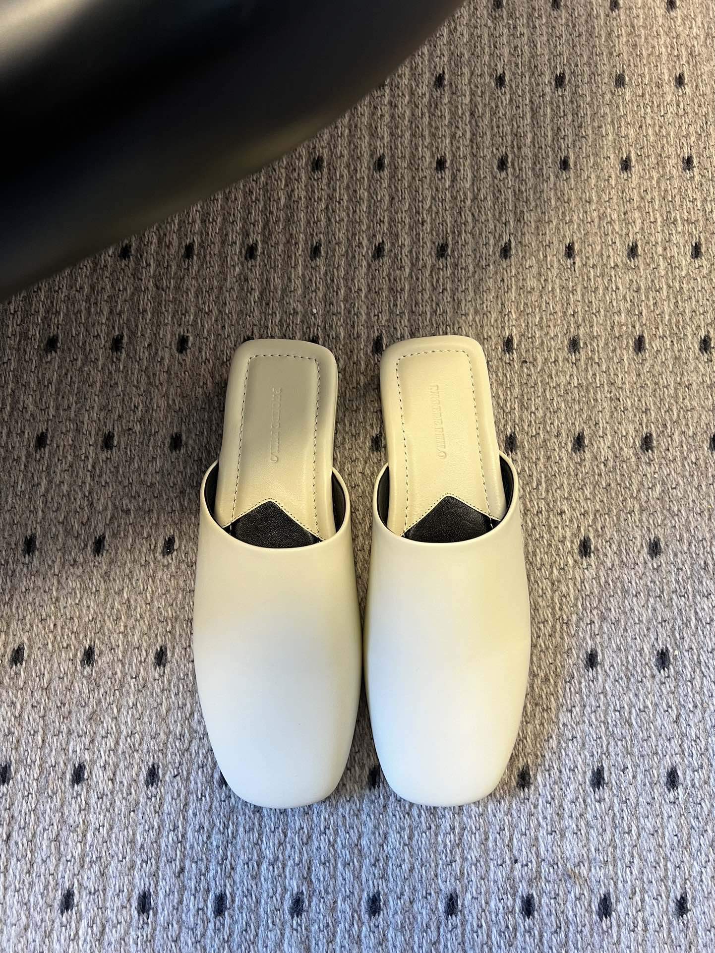 NO:680667,Phoebe Phil* low-heeled mules and half slippers adopt a heelless mules style, with a rounded square toe design and simple and smooth lines. They are a lazy and casual flat-soled mules type. The upper foot fits the shape of the foot and is flexible.  The upper is made of fine leather, with a soft touch and a matte high-end texture. The black model is calm and the off-white model is fresh. The leather has good breathability and wear resistance. The shoe body has no unnecessary decoration, and the minimalist solid color design is suitable for a variety of wearing styles. The splicing details at the shoe mouth add a sense of layering, and the flat bottom design ensures the comfort of daily wear. Upper cowhide leather lining sheepskin outsole genuine leather outsole Heel height 2cm  Size 35/40 (40 is custom-made, non-refundable and non-exchangeable), half drag, slippers, cowhide, sheepskin, Leather soles19860909Phoebe Phil*低跟穆勒鞋半拖鞋单鞋 采用无后跟的穆勒拖样式,鞋头为圆润的方头设计,线条简约流畅,属于慵懒随性的平底穆勒拖类型,上脚贴合脚型且活动灵活. 鞋面是细腻的皮革材质,触感柔软,呈现出哑光的高级质感,黑色款沉稳、米白色款清新,皮质的透气性和耐磨性也较好.鞋身无多余装饰,极简的纯色设计适配多种穿搭风格；鞋口处的拼接细节增加了层次感,平底的设计保证了日常穿着的舒适度. 鞋面牛皮 内里羊皮 大底真皮大底 跟高2cm 码数35/40（40定做不退不换）,半拖,slippers,cowhide,sheepskin,Leather soles,Women's Shoes