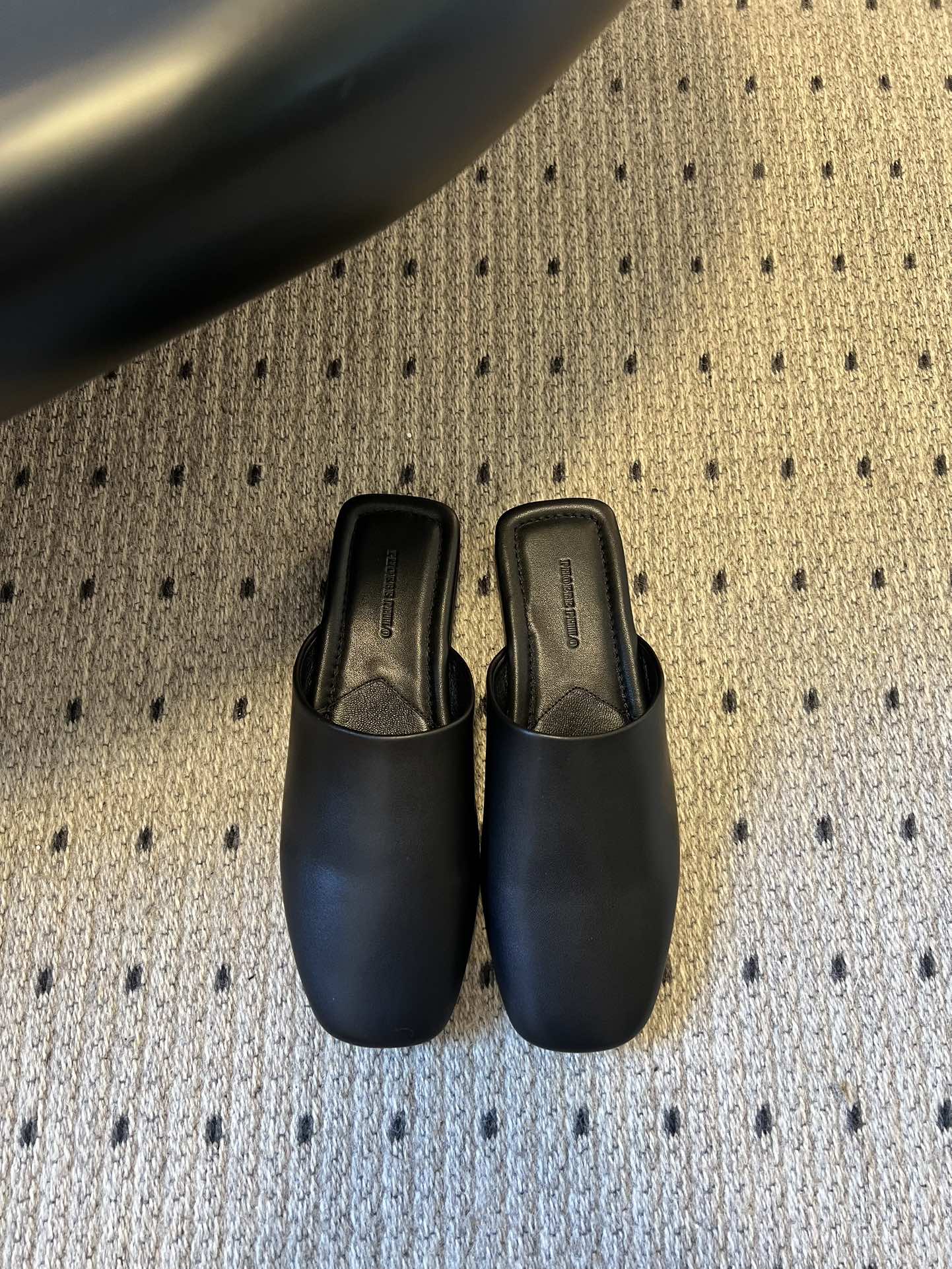 NO:669771,Phoebe Phil* low-heeled mules and half slippers adopt a heelless mules style, with a rounded square toe design and simple and smooth lines. They are a lazy and casual flat-soled mules type. The upper foot fits the shape of the foot and is flexible.  The upper is made of fine leather, with a soft touch and a matte high-end texture. The black model is calm and the off-white model is fresh. The leather has good breathability and wear resistance. The shoe body has no unnecessary decoration, and the minimalist solid color design is suitable for a variety of wearing styles. The splicing details at the shoe mouth add a sense of layering, and the flat bottom design ensures the comfort of daily wear. Upper cowhide leather lining sheepskin outsole genuine leather outsole Heel height 2cm  size 35-40 (customized sizes 40 are non-refundable), semi-trailers, slippers, cowhide, sheepskin, Leather soles19860909Phoebe Phil*低跟穆勒鞋半拖鞋单鞋 采用无后跟的穆勒拖样式,鞋头为圆润的方头设计,线条简约流畅,属于慵懒随性的平底穆勒拖类型,上脚贴合脚型且活动灵活. 鞋面是细腻的皮革材质,触感柔软,呈现出哑光的高级质感,黑色款沉稳、米白色款清新,皮质的透气性和耐磨性也较好.鞋身无多余装饰,极简的纯色设计适配多种穿搭风格；鞋口处的拼接细节增加了层次感,平底的设计保证了日常穿着的舒适度. 鞋面牛皮 内里羊皮 大底真皮大底 跟高2cm size35-40码（40码定制不退换）,半拖,slippers,cowhide,sheepskin,Leather soles,Women's Shoes