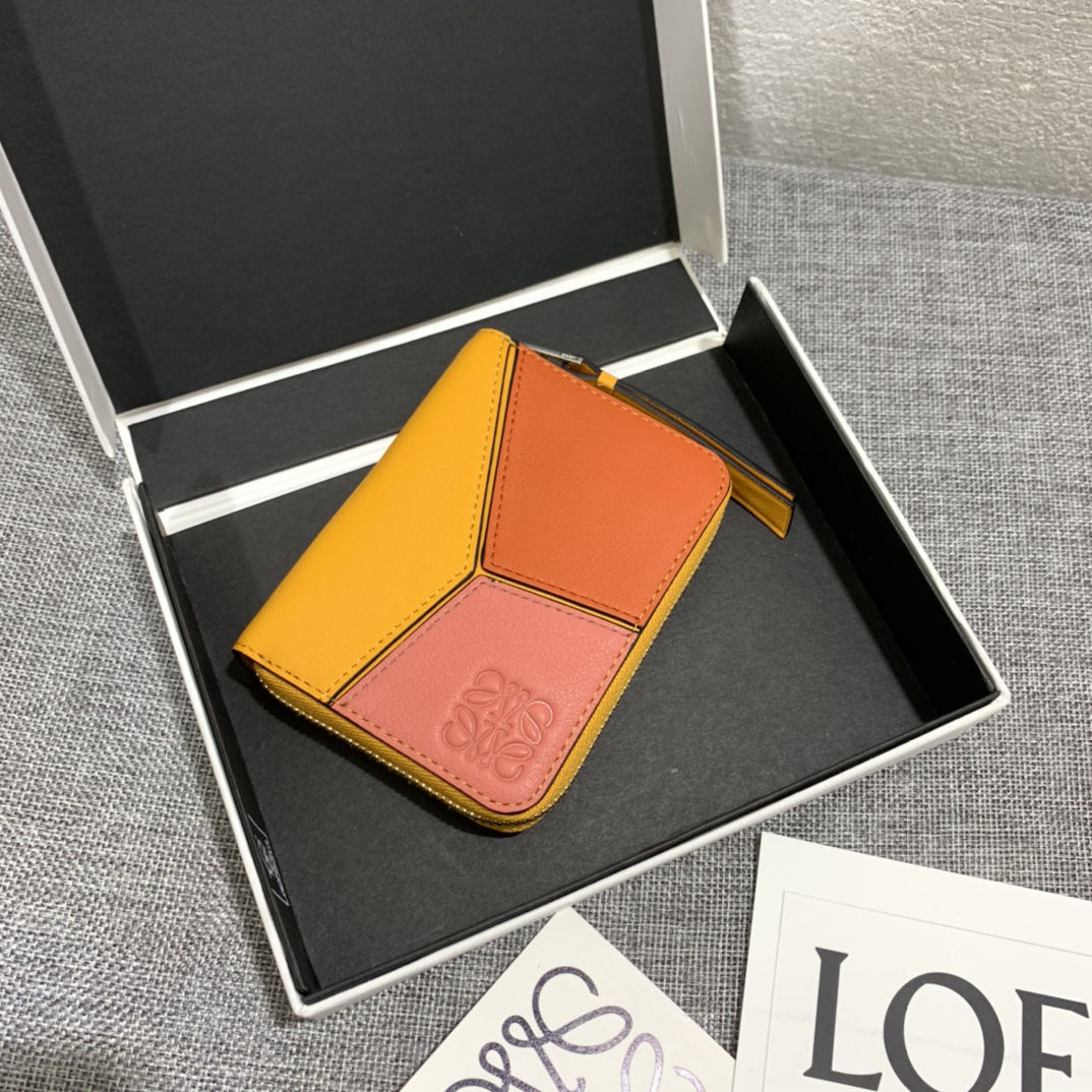 NO:674481,Puzzle stitched zipper small card holder is made of classic calfskin, with credit card slots inside, exquisite and fashionable. Style number, size 11*8.5, Loewe wallet, loewe, wallets, cowhide19860909Puzzle拼接拉链小卡包 选用经典小牛皮制成,内有信用卡位,精致、时尚. 款号,尺寸11*8.5,罗意威钱包,loewe,wallets,cowhide,欧美剧