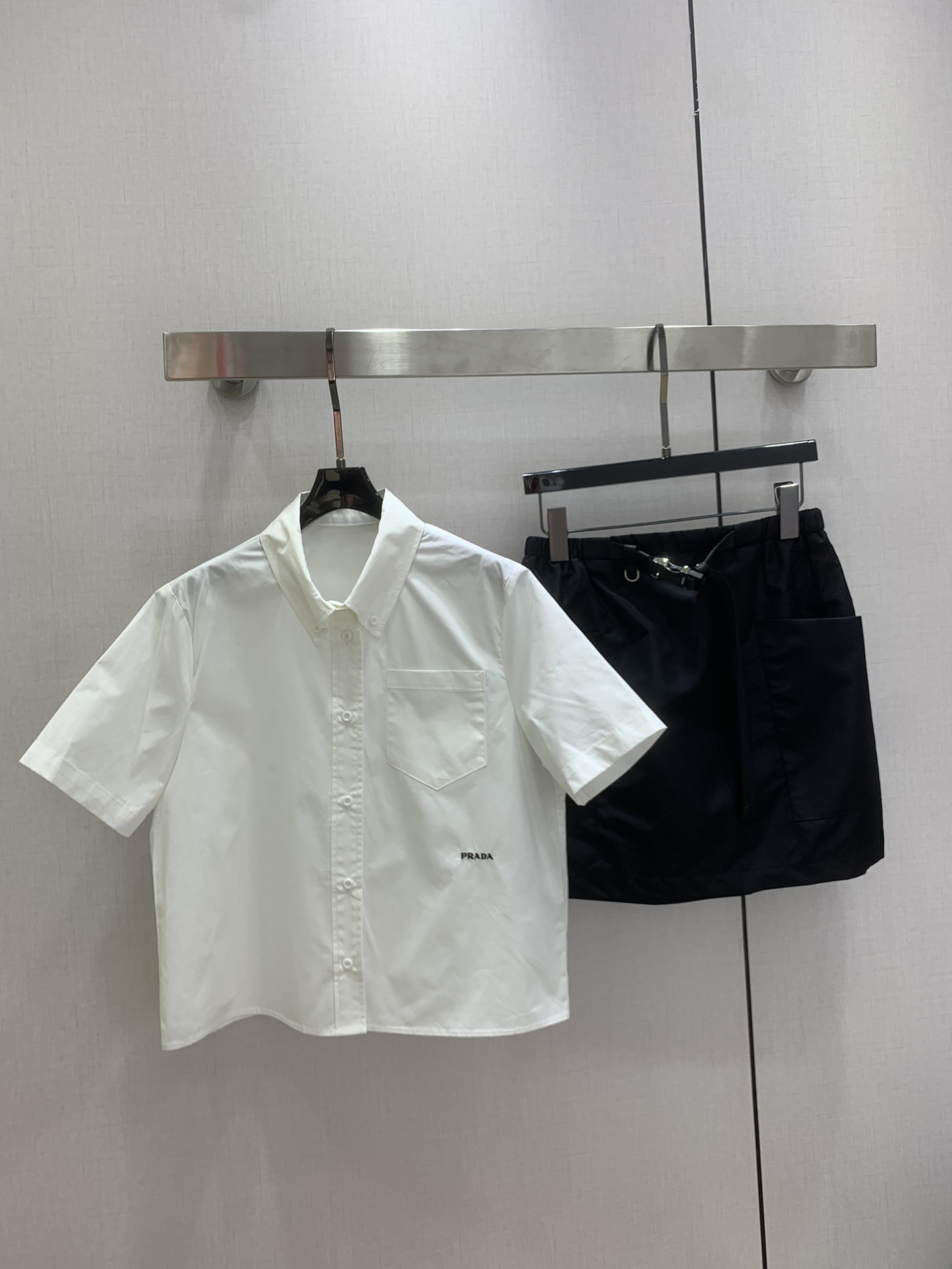 NO:666337,Highly recommended PRA*2026 early spring new style embroidered pocket short-sleeved shirt Low-key luxury three-dimensional tailoring Streamlined line design Noble and elegant with gentle and intellectual temperament Imported special materials You will be amazed when you receive it Customized fabric texture is awesome Two colors SMLXL code High quality ABC, prada, shirts, T-shirt,  19860909强烈推荐 PRA*2026早春新款 刺绣口袋短袖衬衫 低调奢华立体剪裁 精简线条感设计 高贵典雅又尽显温柔知性的气质 进口特殊材质 收到手会很惊艳 定制面料质感超赞 两个色 SMLXL码 高品质ABC,,prada,shirts,T-shirt, ,Women's clothing