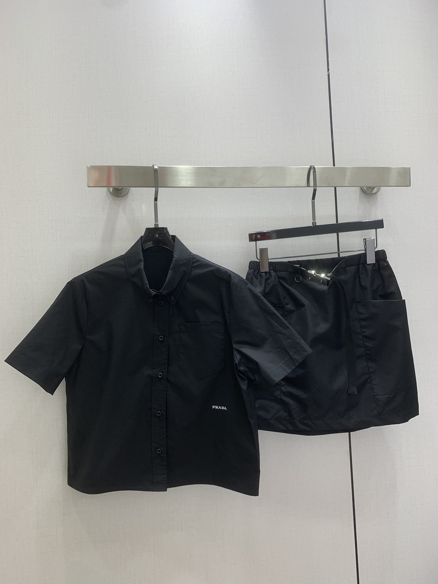 NO:666344,Highly recommended PRA*2026 early spring new style embroidered pocket short-sleeved shirt Low-key luxury three-dimensional tailoring Streamlined line design Noble and elegant with gentle and intellectual temperament Imported special materials You will be amazed when you receive it Customized fabric texture is awesome Two colors SMLXL code High quality ABC, prada, shirts, T-shirt,  19860909强烈推荐 PRA*2026早春新款 刺绣口袋短袖衬衫 低调奢华立体剪裁 精简线条感设计 高贵典雅又尽显温柔知性的气质 进口特殊材质 收到手会很惊艳 定制面料质感超赞 两个色 SMLXL码 高品质ABC,,prada,shirts,T-shirt, ,Women's clothing