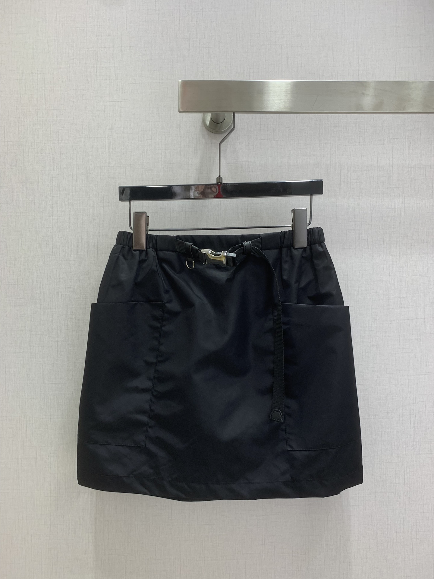 NO:666320,Highly recommended PRA*2026 early spring new buckle belt double pocket skirt, full of texture, elegant design, OK for daily OL, a fashionable pleated skirt with unique charm, one color, SMLXL code, high quality ABC, prada, skirts,  19860909强烈推荐 PRA*2026早春新款 卡扣皮带双口袋半裙 质感十足 优雅气质设计 日常OL都OK 一款具有独特魅力的时尚百褶裙 一个色 SMLXL码 高品质ABC,,prada,skirts, ,Women's clothing