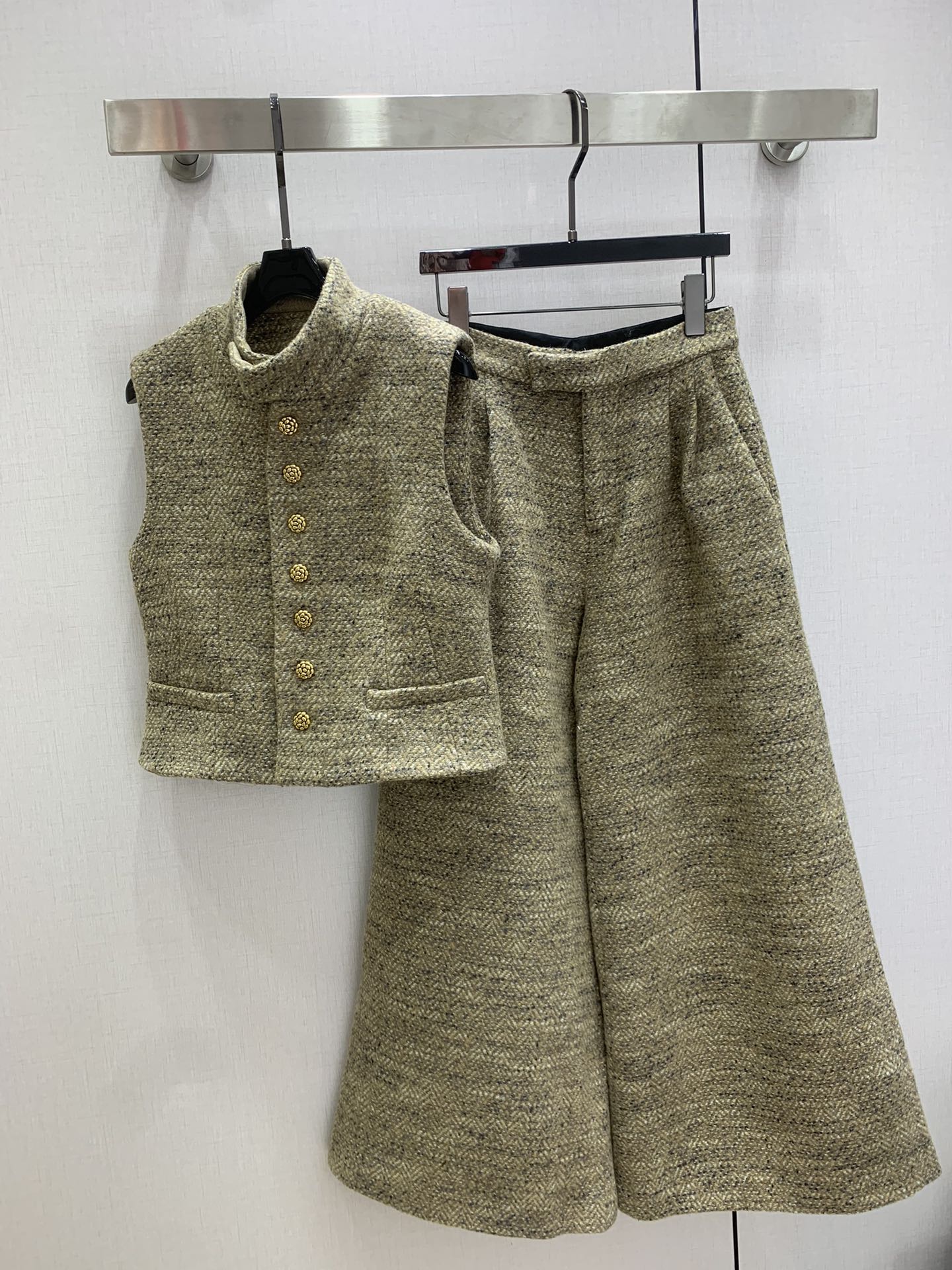 NO:666327,Highly recommended LP*2025 autumn and winter new style stand-up collar woven vest jacket woven wide-leg trousers separate batches  Customized YB imported woolen woolen material, high-grade texture, full appearance, stand-up collar dress vest version, camellia print engraved round buckle design, adjustable placket to modify the body shape, three-dimensional tailoring of the waist, more slim and straight body, mainly brown, interspersed with off-white yarn to modify the details, creating a natural blending transition effect, paired with the same series of high-waisted wide-leg trousers, the complete upper body is in a ladylike style, perfectly interpreting the elegant feeling of a wealthy woman, old money and high-end!  One color SML code high quality horse,,loro piana,jackets & coats, 19860909强烈推荐 LP*2025秋冬新款 立领编织马甲外套编织阔腿长裤 分开批 定制YB进口粗纺羊毛呢材质,质感高级,品相十足,立领洋装马甲版型,山茶花印刻圆扣设计,调节开襟修饰身形,腰身立体裁剪,更显身姿纤细挺拔,大身棕色为主,穿插米白纱线修饰细节,打造自然晕染过渡效果,搭配同系列高腰阔腿长裤,成套上身名媛格调立显,完美演绎优雅千金感,老钱又高级！一个色 SML码 高品质马,,loro piana,jackets & coats, ,Women's clothing